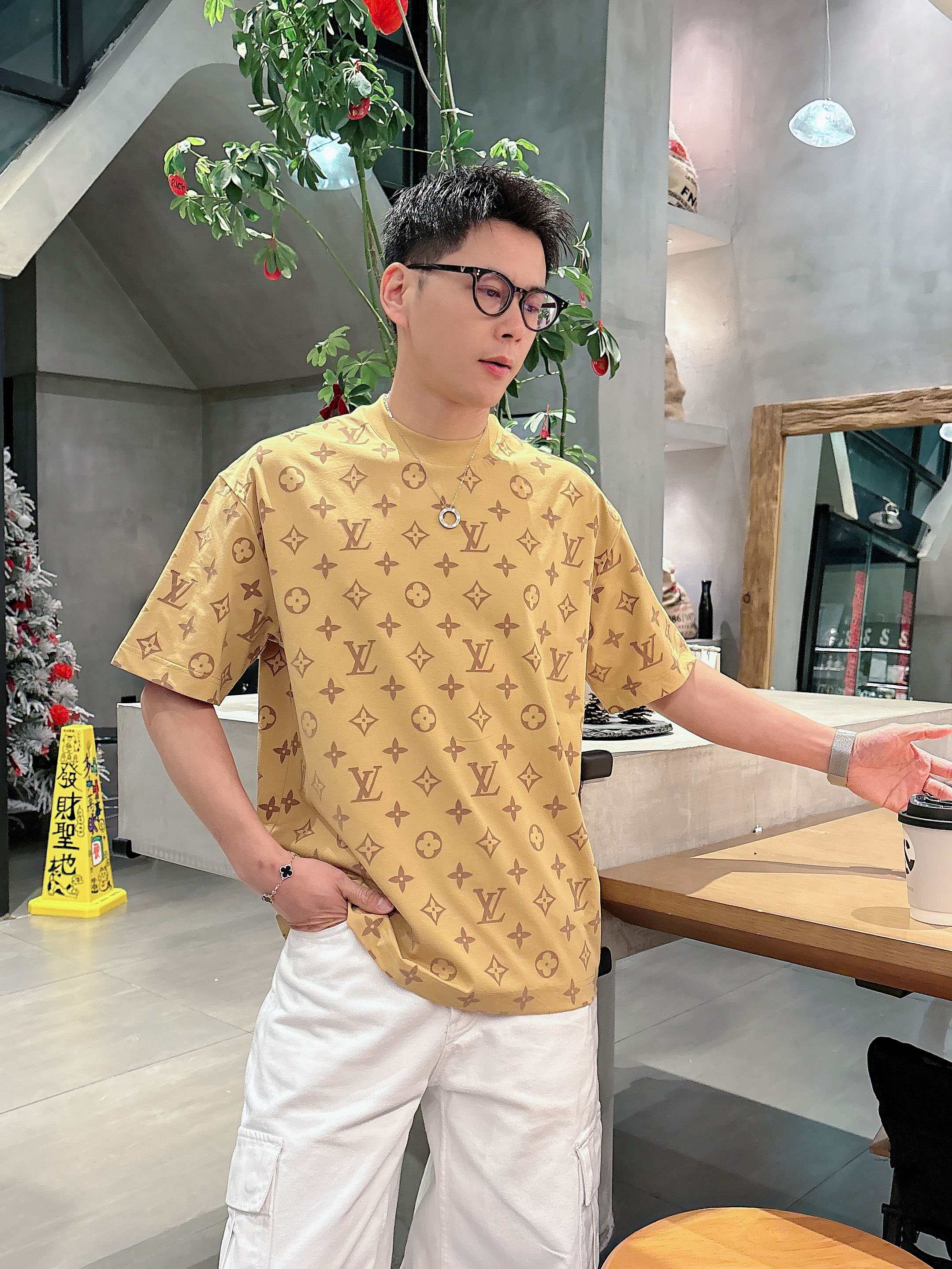 【 LV 2026春夏 · 高阶定制T恤】🔹 核心面料：秘鲁进口匹马棉 × 顶级丝光工艺🔹 核心体感：蚕