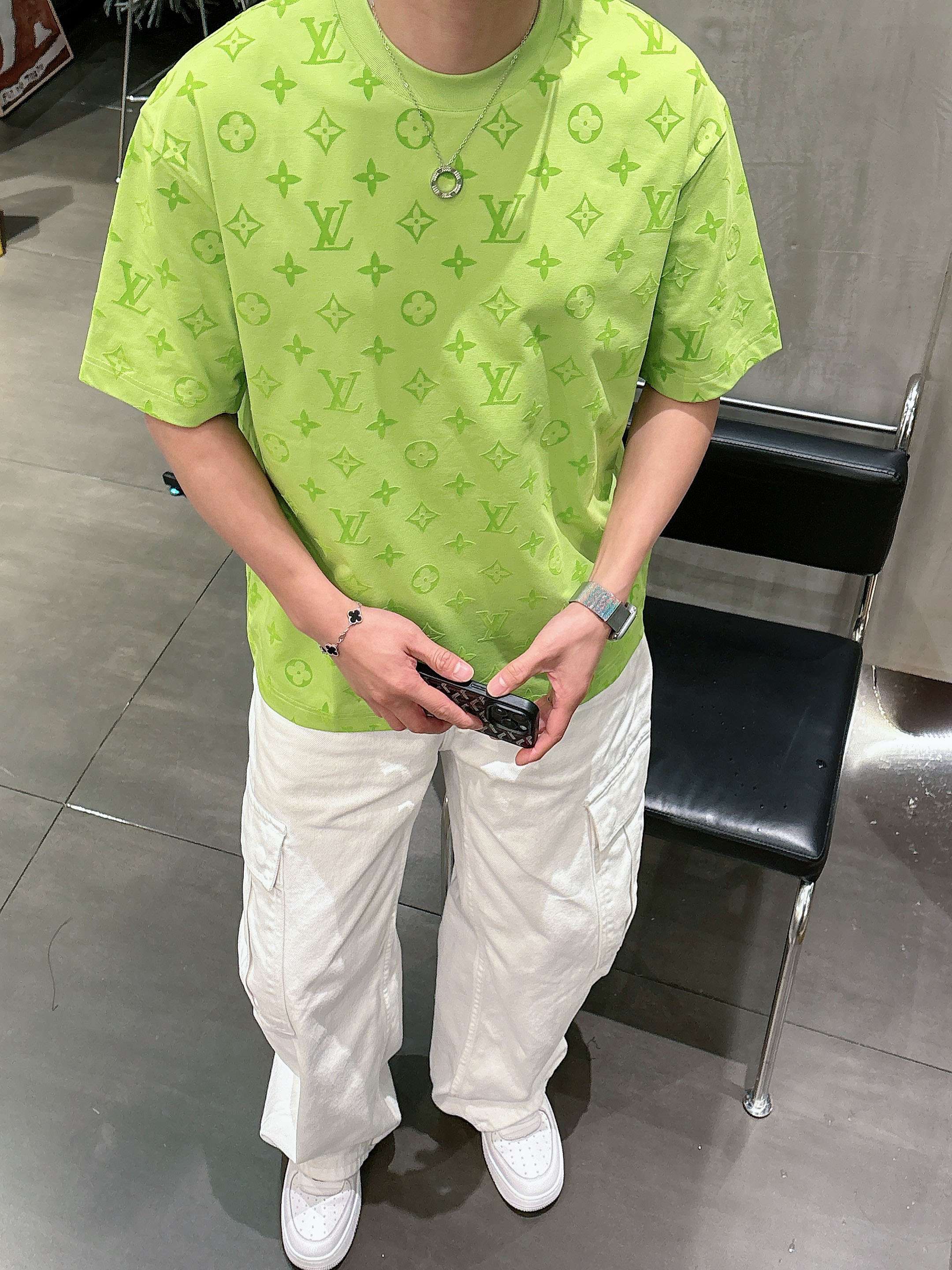 【 LV 2026春夏 · 高阶定制T恤】🔹 核心面料：秘鲁进口匹马棉 × 顶级丝光工艺🔹 核心体感：蚕