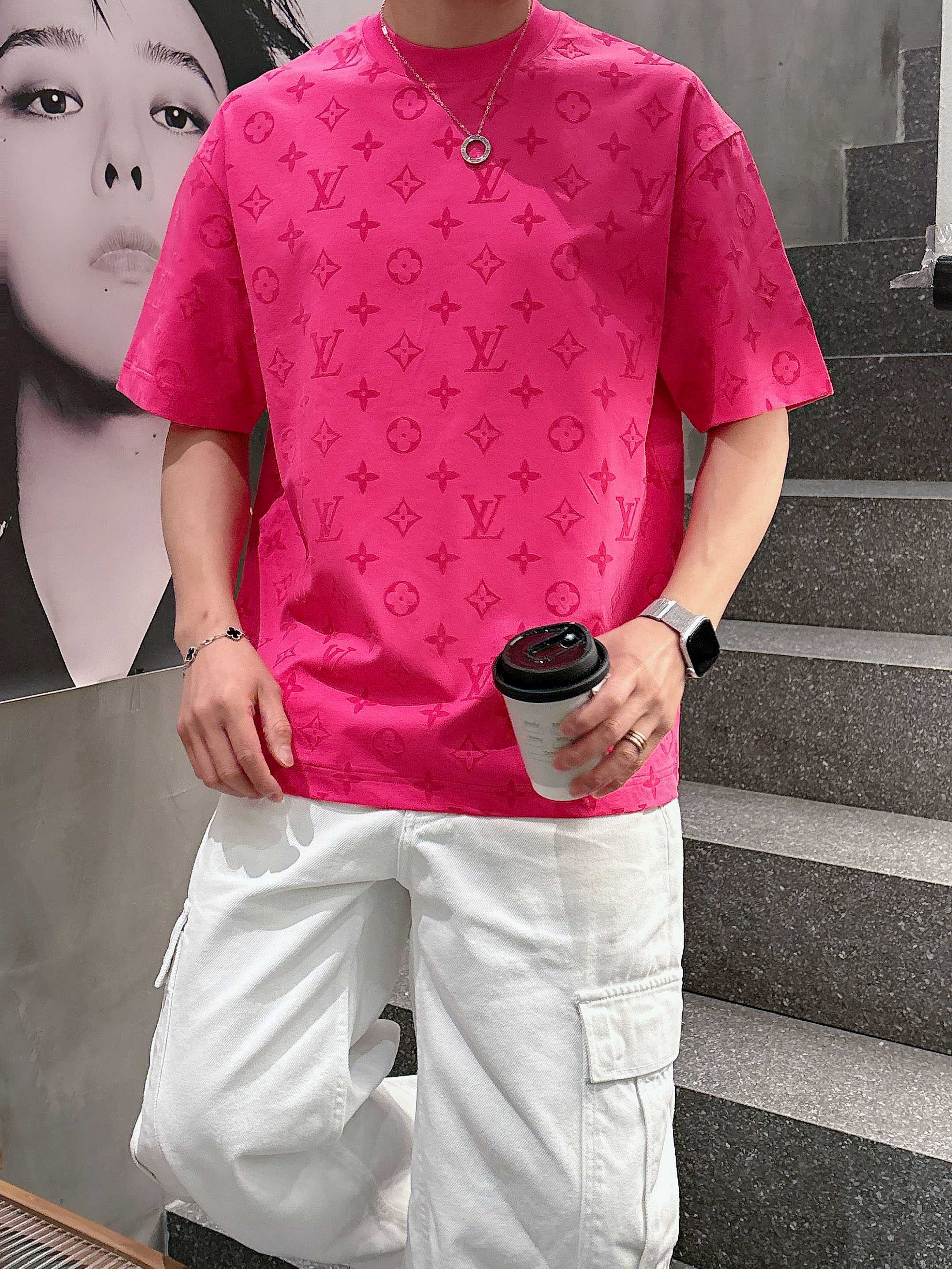 【 LV 2026春夏 · 高阶定制T恤】🔹 核心面料：秘鲁进口匹马棉 × 顶级丝光工艺🔹 核心体感：蚕