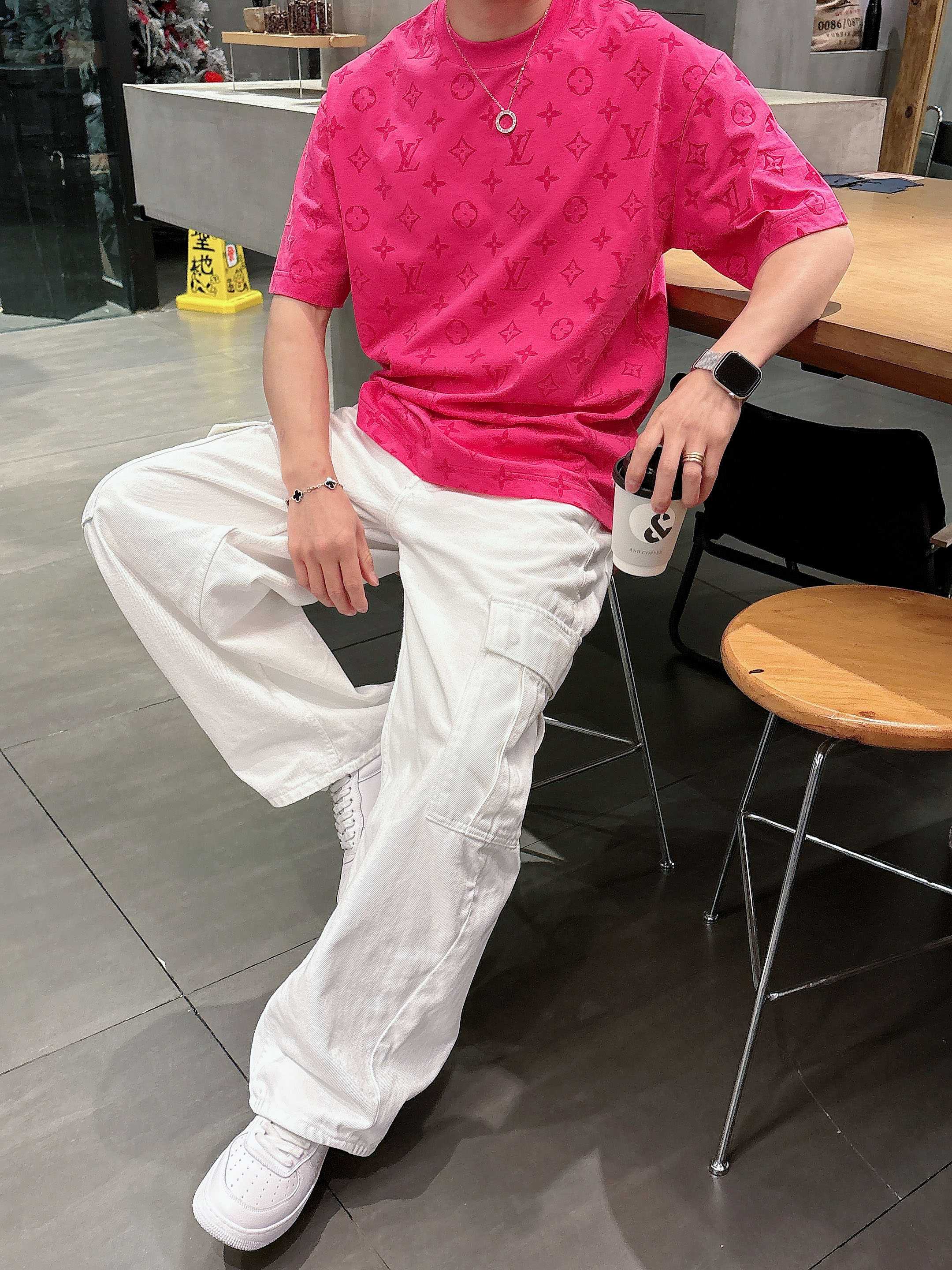 【 LV 2026春夏 · 高阶定制T恤】🔹 核心面料：秘鲁进口匹马棉 × 顶级丝光工艺🔹 核心体感：蚕