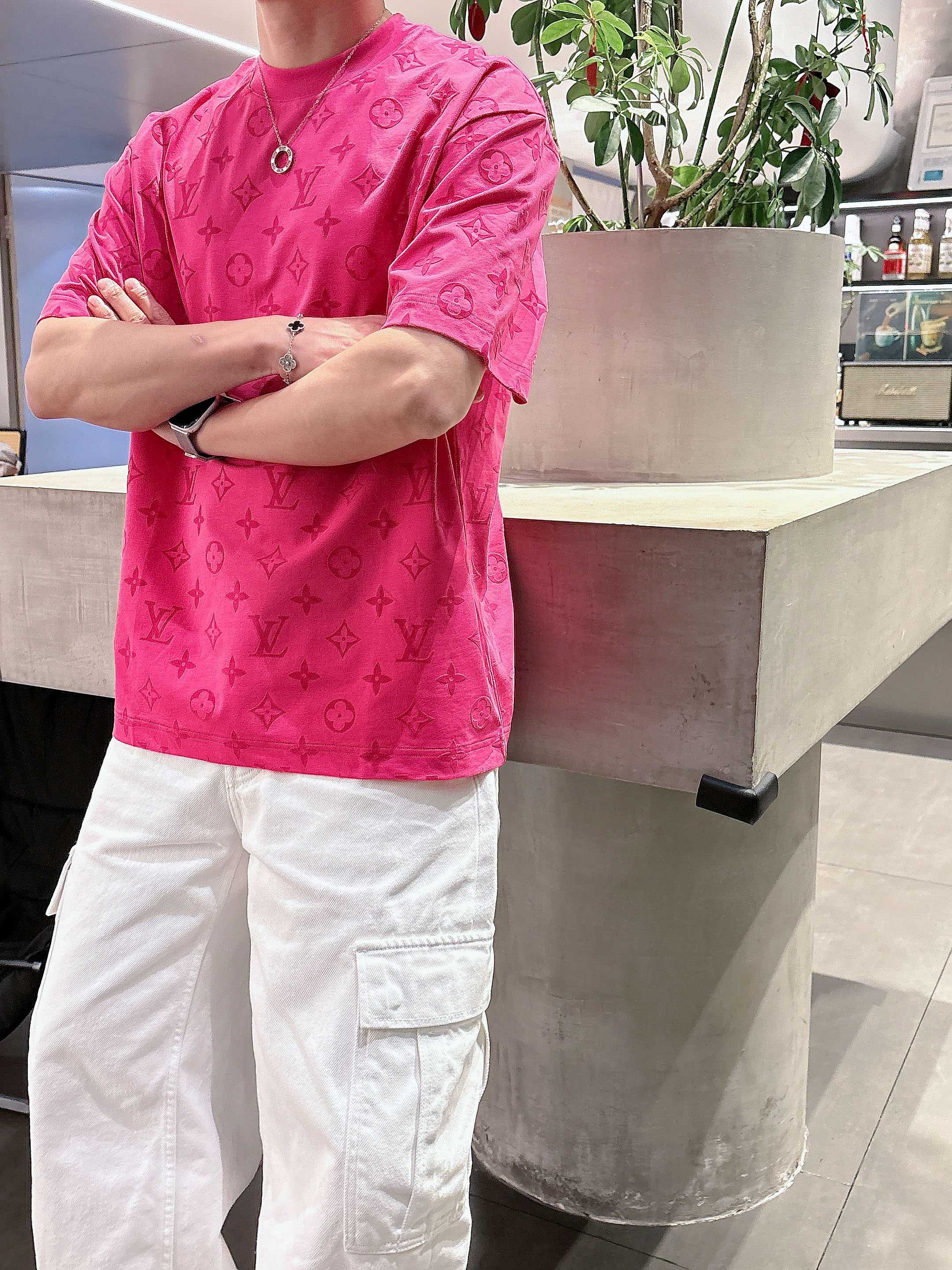 【 LV 2026春夏 · 高阶定制T恤】🔹 核心面料：秘鲁进口匹马棉 × 顶级丝光工艺🔹 核心体感：蚕