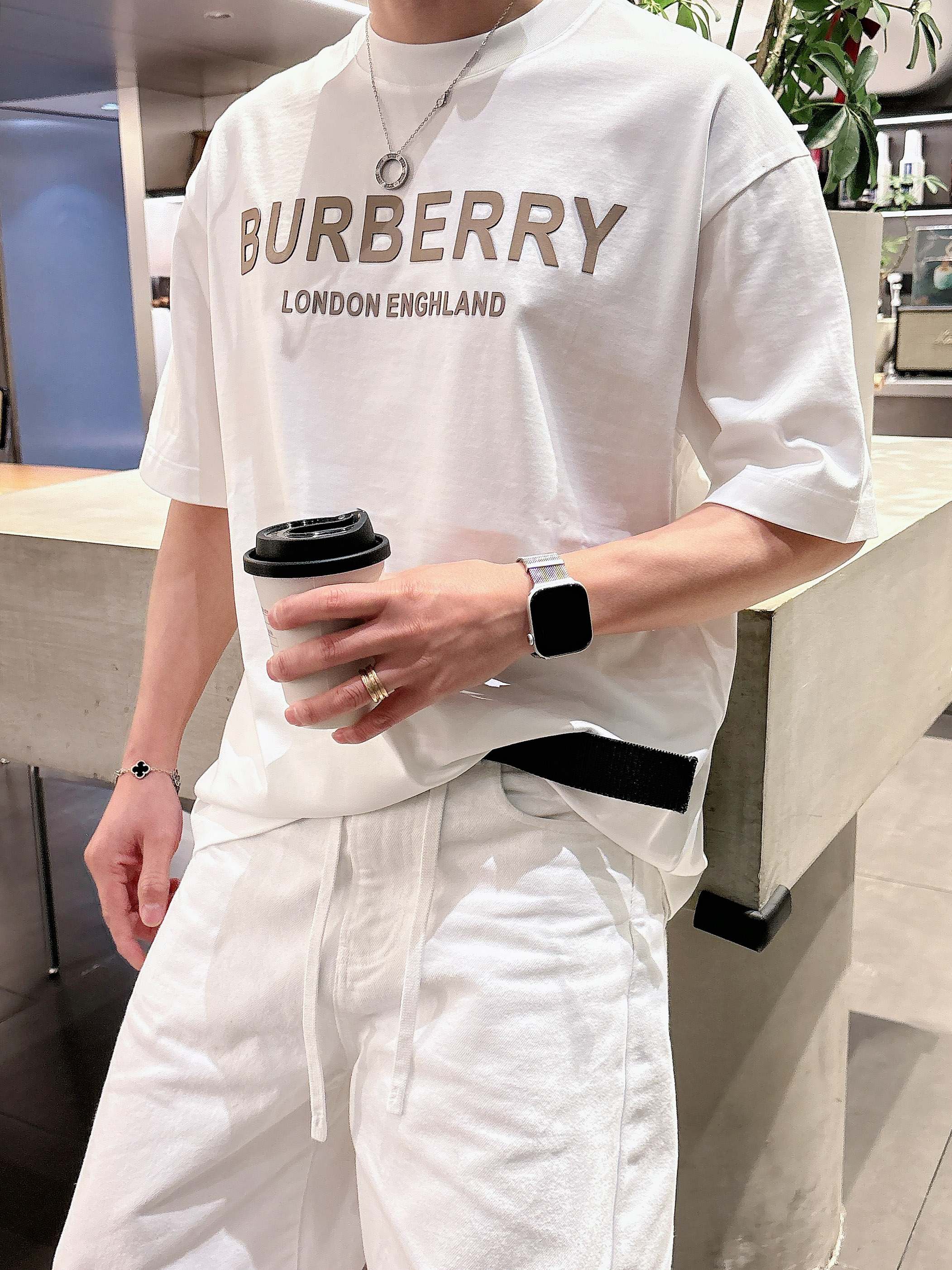 【 巴宝莉 2026春夏 · 高阶定制T恤】🔹 核心面料：秘鲁进口匹马棉 × 顶级丝光工艺🔹 核心体感：
