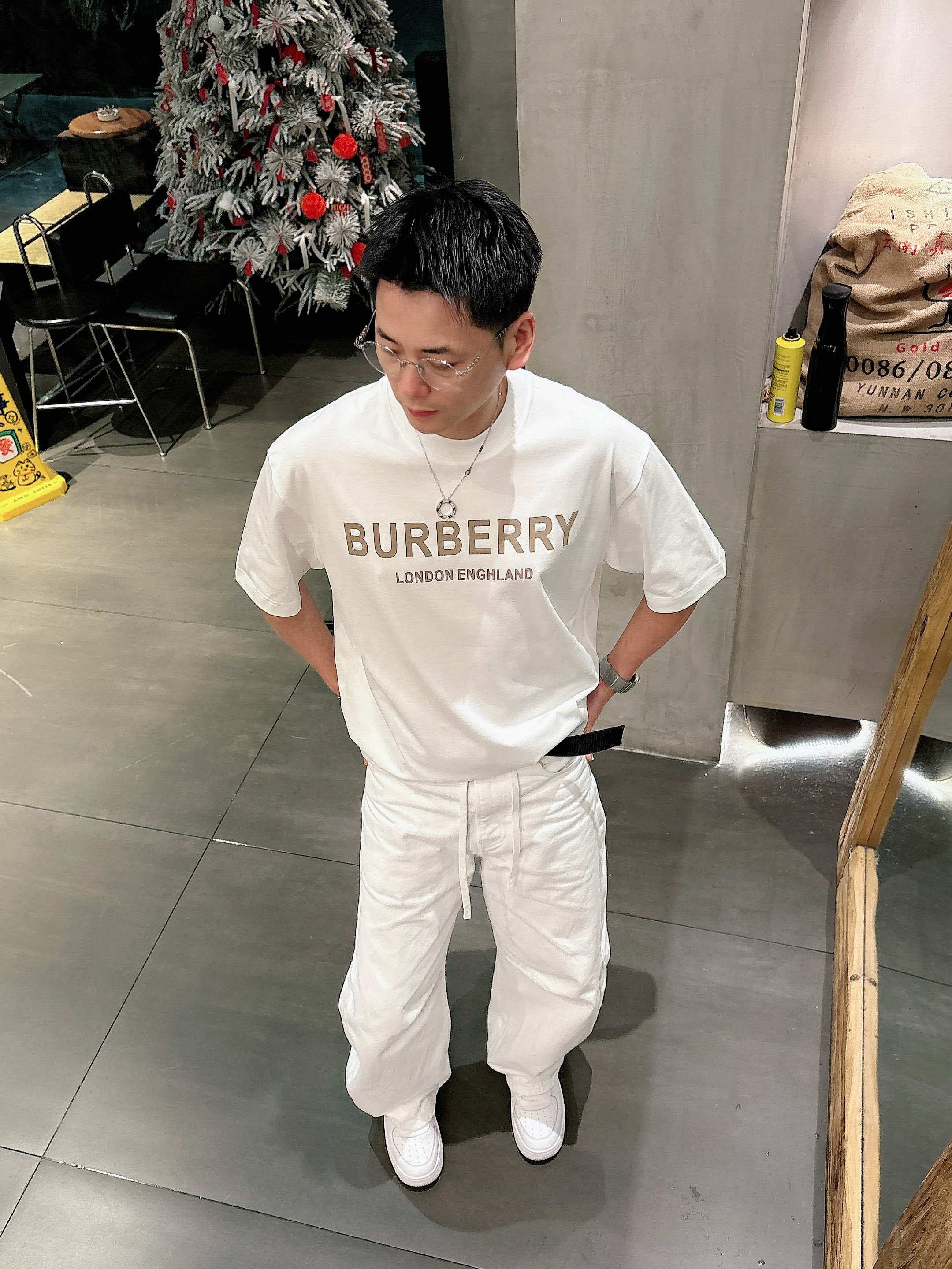 【 巴宝莉 2026春夏 · 高阶定制T恤】🔹 核心面料：秘鲁进口匹马棉 × 顶级丝光工艺🔹 核心体感：