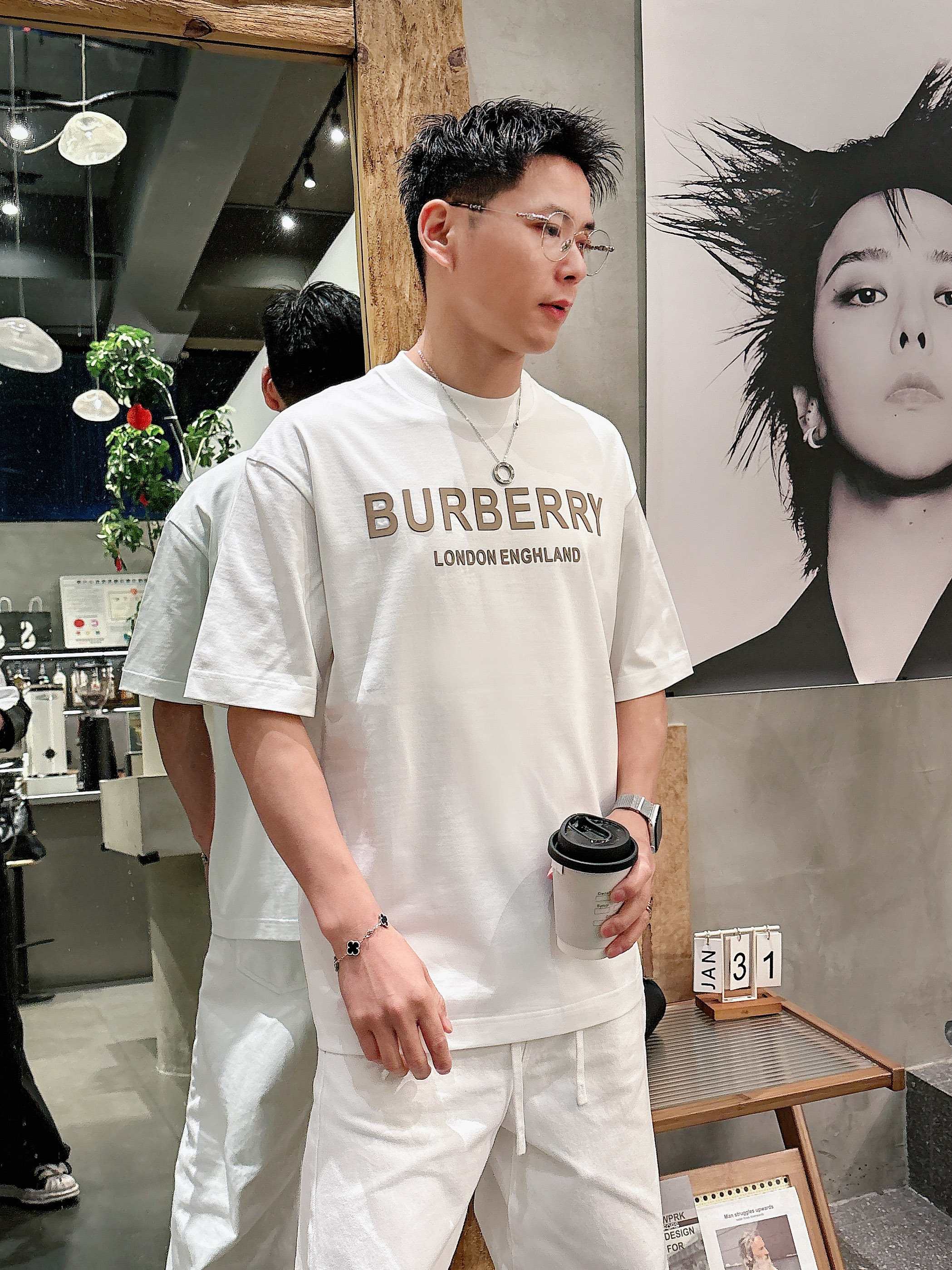 【 巴宝莉 2026春夏 · 高阶定制T恤】🔹 核心面料：秘鲁进口匹马棉 × 顶级丝光工艺🔹 核心体感：