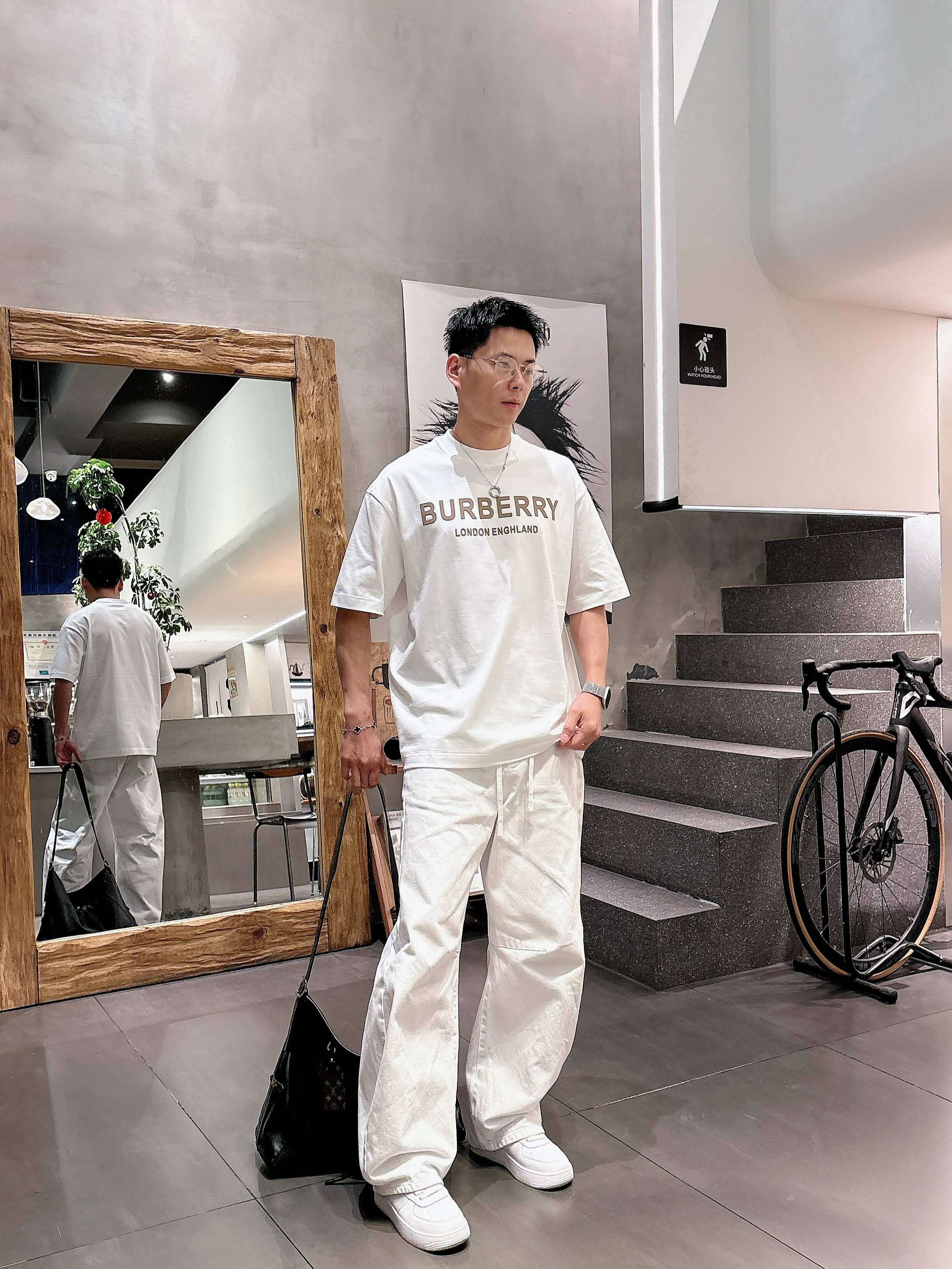 【 巴宝莉 2026春夏 · 高阶定制T恤】🔹 核心面料：秘鲁进口匹马棉 × 顶级丝光工艺🔹 核心体感：