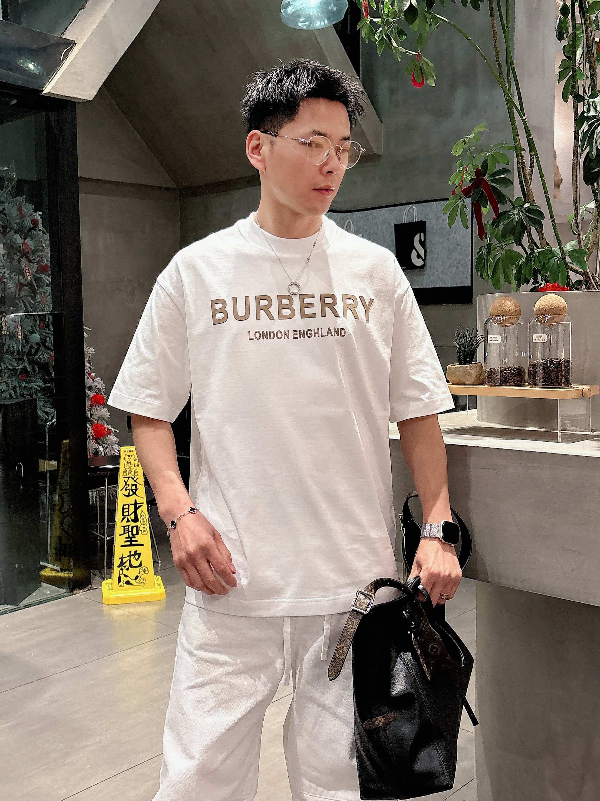 【 巴宝莉 2026春夏 · 高阶定制T恤】🔹 核心面料：秘鲁进口匹马棉 × 顶级丝光工艺🔹 核心体感：