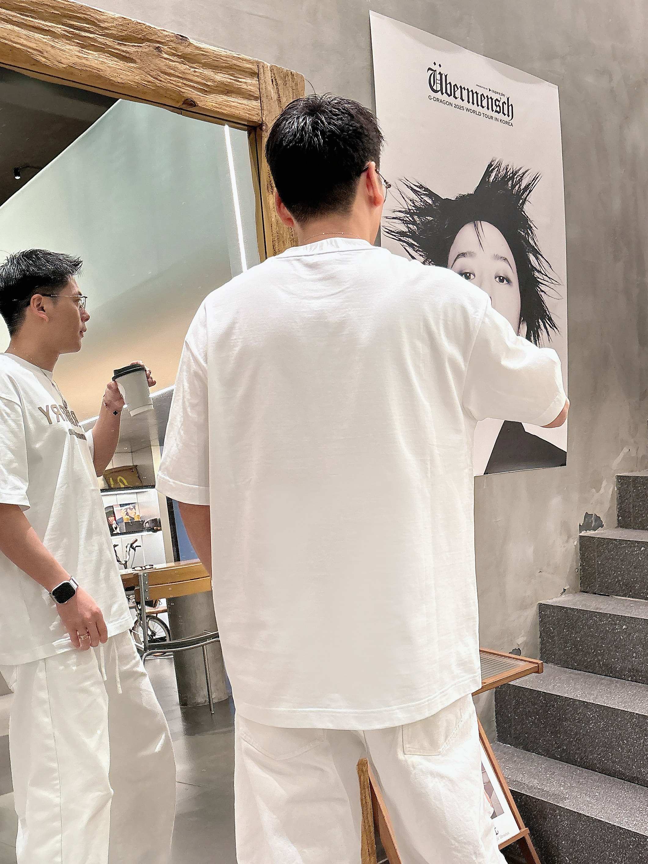 【 巴宝莉 2026春夏 · 高阶定制T恤】🔹 核心面料：秘鲁进口匹马棉 × 顶级丝光工艺🔹 核心体感：