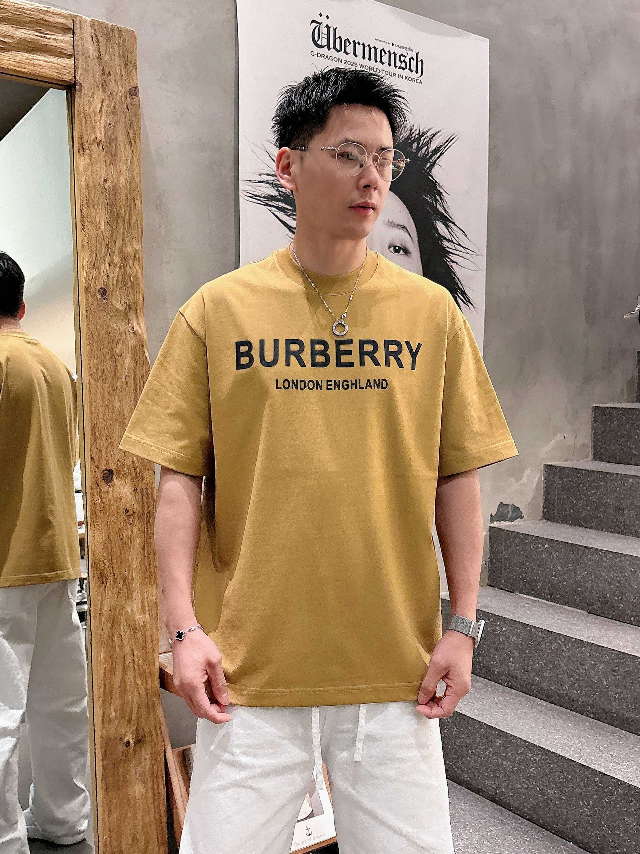 【 巴宝莉 2026春夏 · 高阶定制T恤】🔹 核心面料：秘鲁进口匹马棉 × 顶级丝光工艺🔹 核心体感：