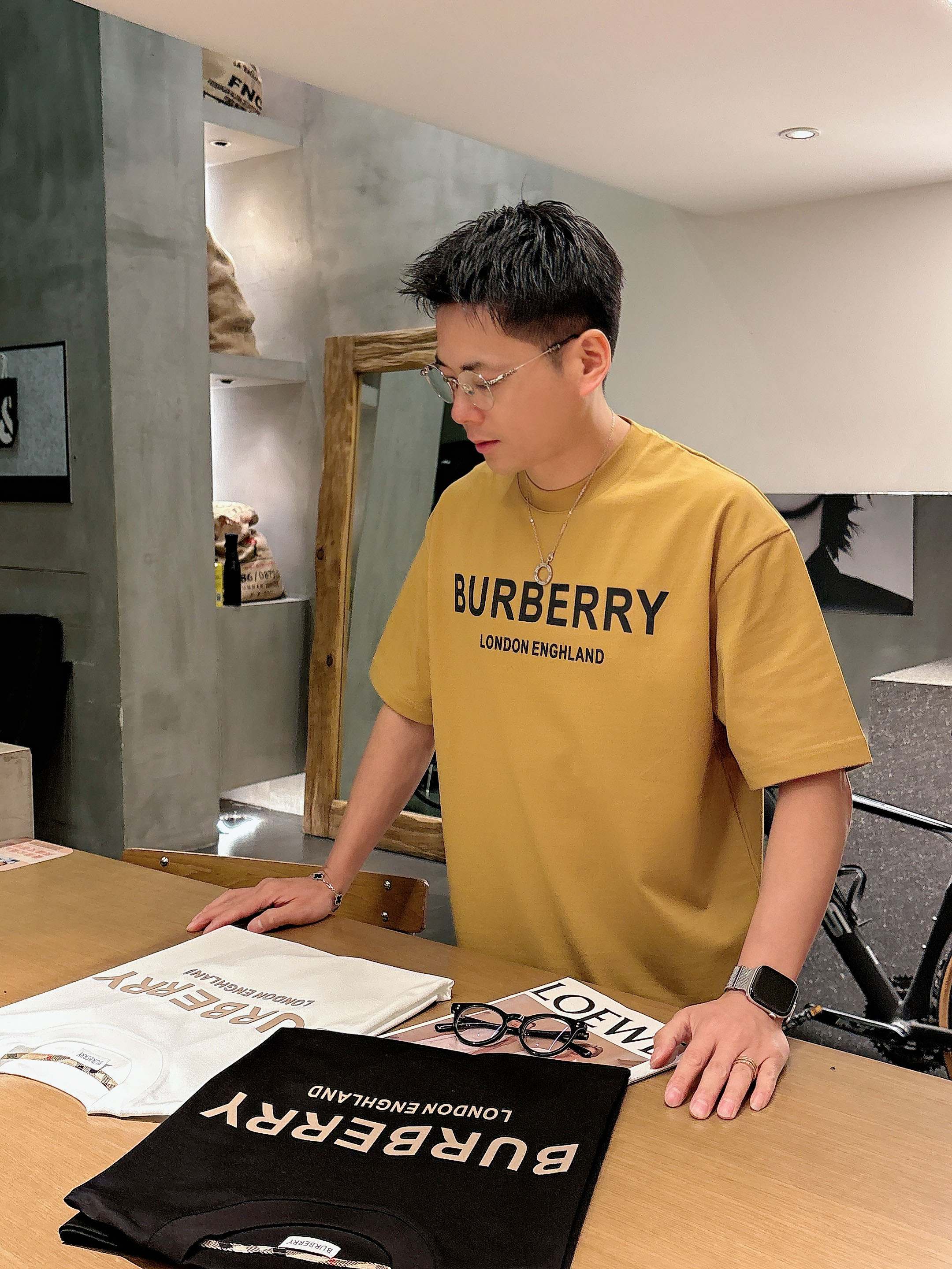 【 巴宝莉 2026春夏 · 高阶定制T恤】🔹 核心面料：秘鲁进口匹马棉 × 顶级丝光工艺🔹 核心体感：