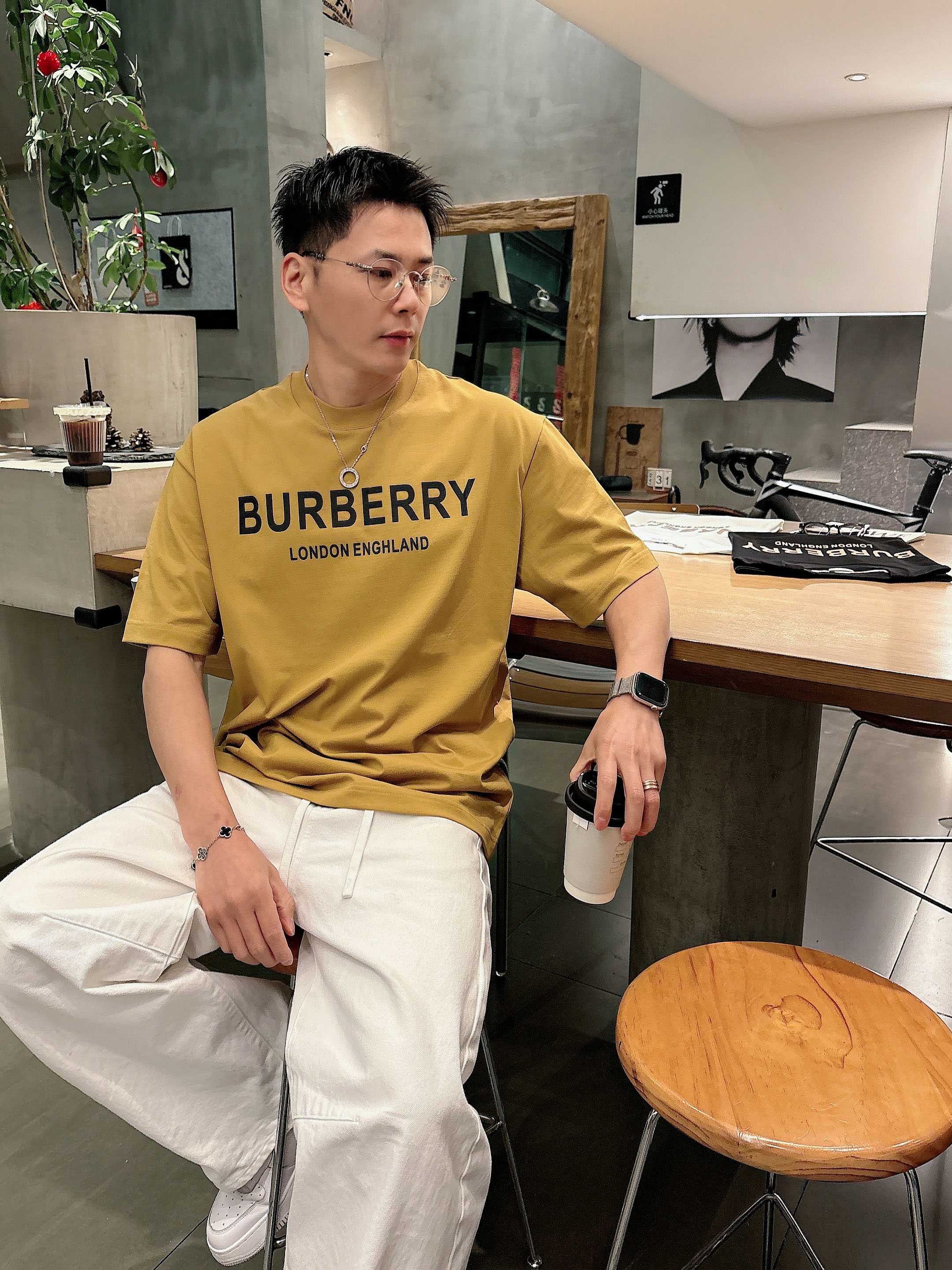 【 巴宝莉 2026春夏 · 高阶定制T恤】🔹 核心面料：秘鲁进口匹马棉 × 顶级丝光工艺🔹 核心体感：