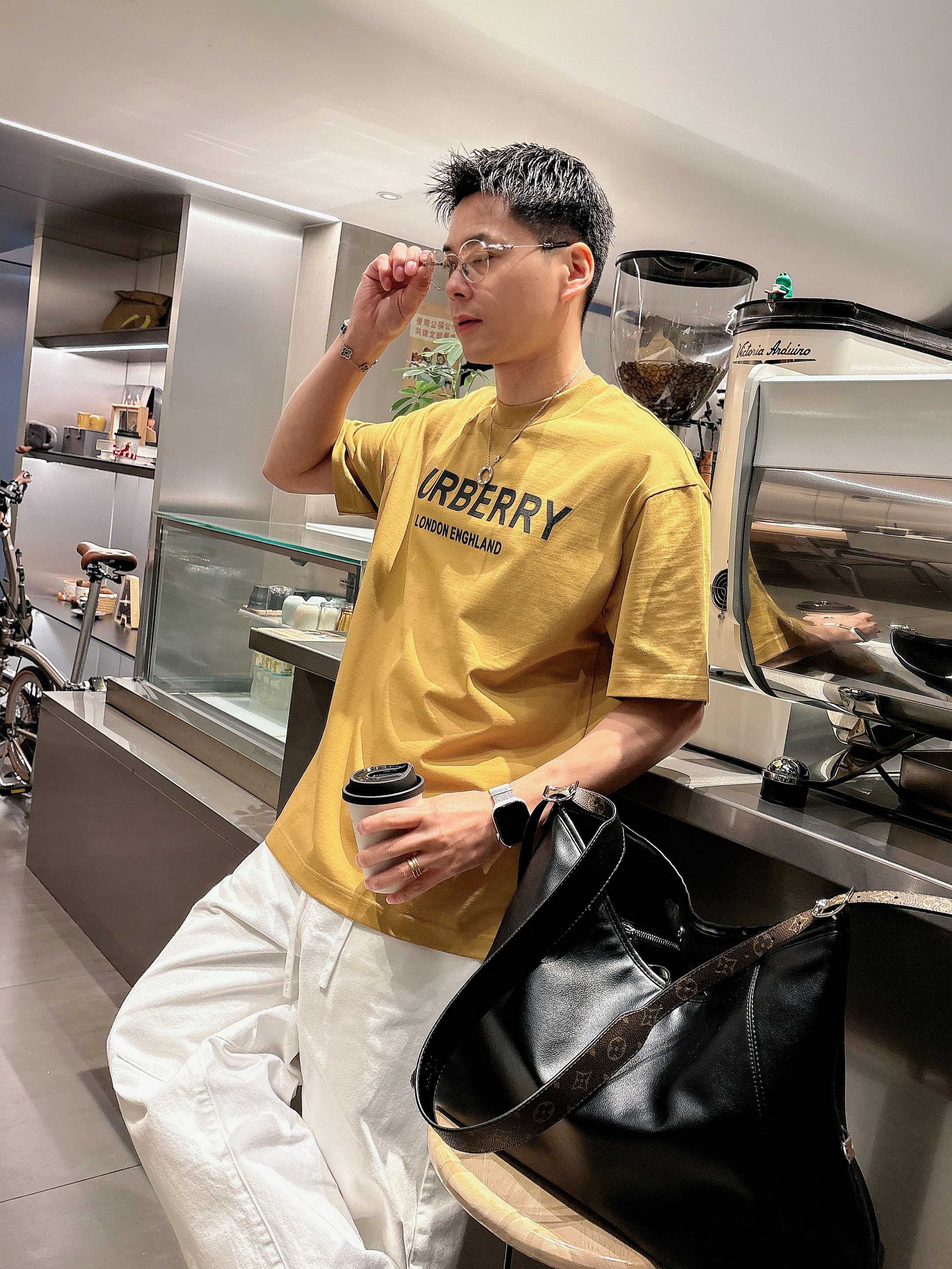 【 巴宝莉 2026春夏 · 高阶定制T恤】🔹 核心面料：秘鲁进口匹马棉 × 顶级丝光工艺🔹 核心体感：