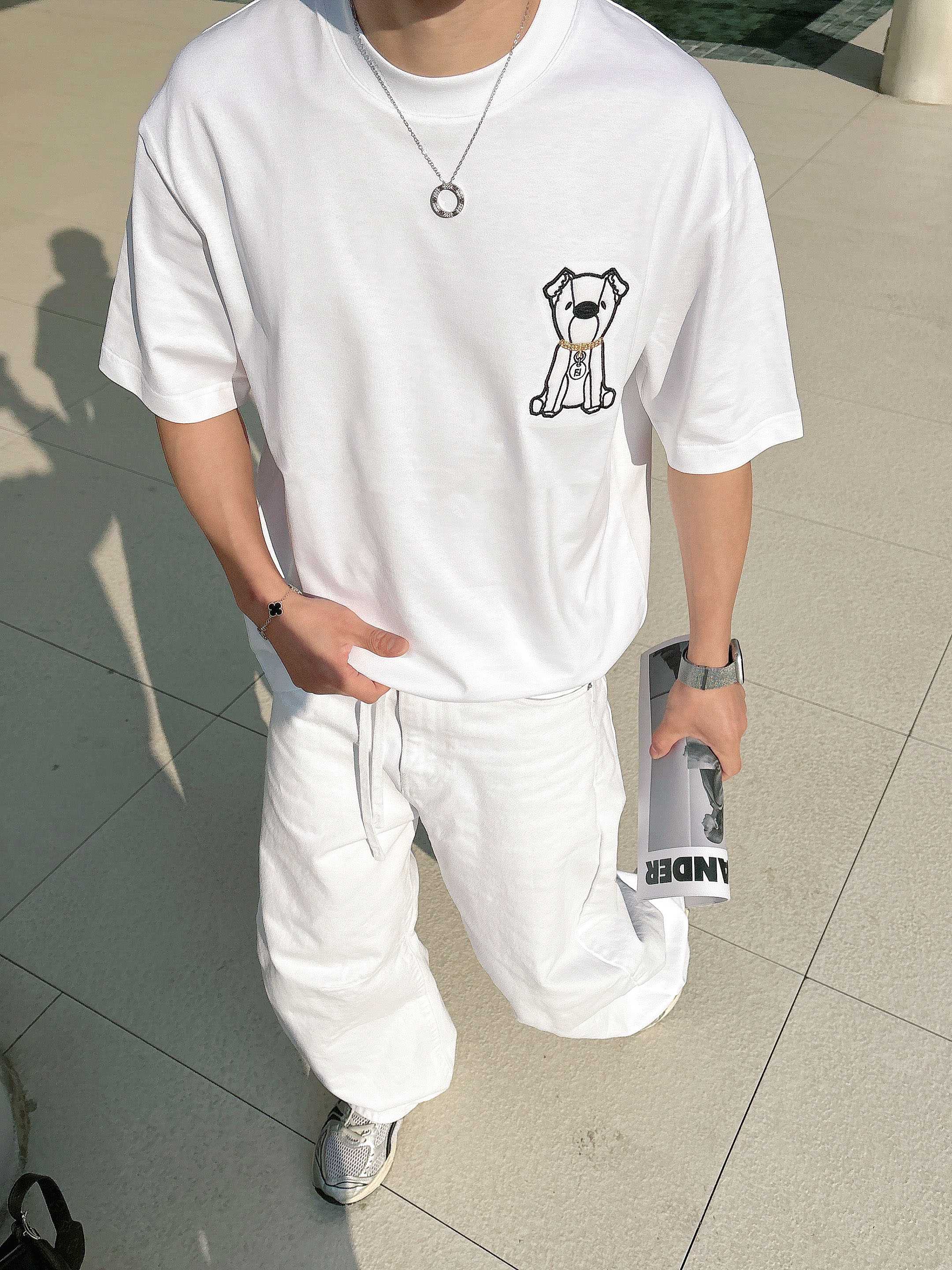【 芬迪 2026春夏 · 高阶定制T恤】🔹 核心面料：秘鲁进口匹马棉 × 顶级丝光工艺🔹 核心体感：蚕