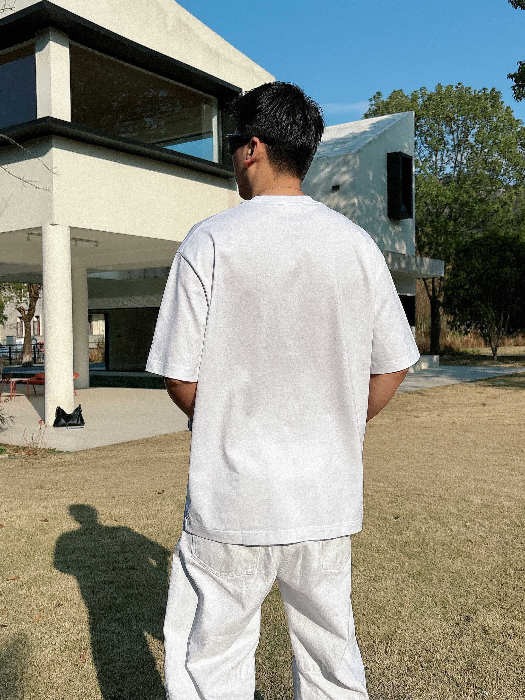 【 芬迪 2026春夏 · 高阶定制T恤】🔹 核心面料：秘鲁进口匹马棉 × 顶级丝光工艺🔹 核心体感：蚕