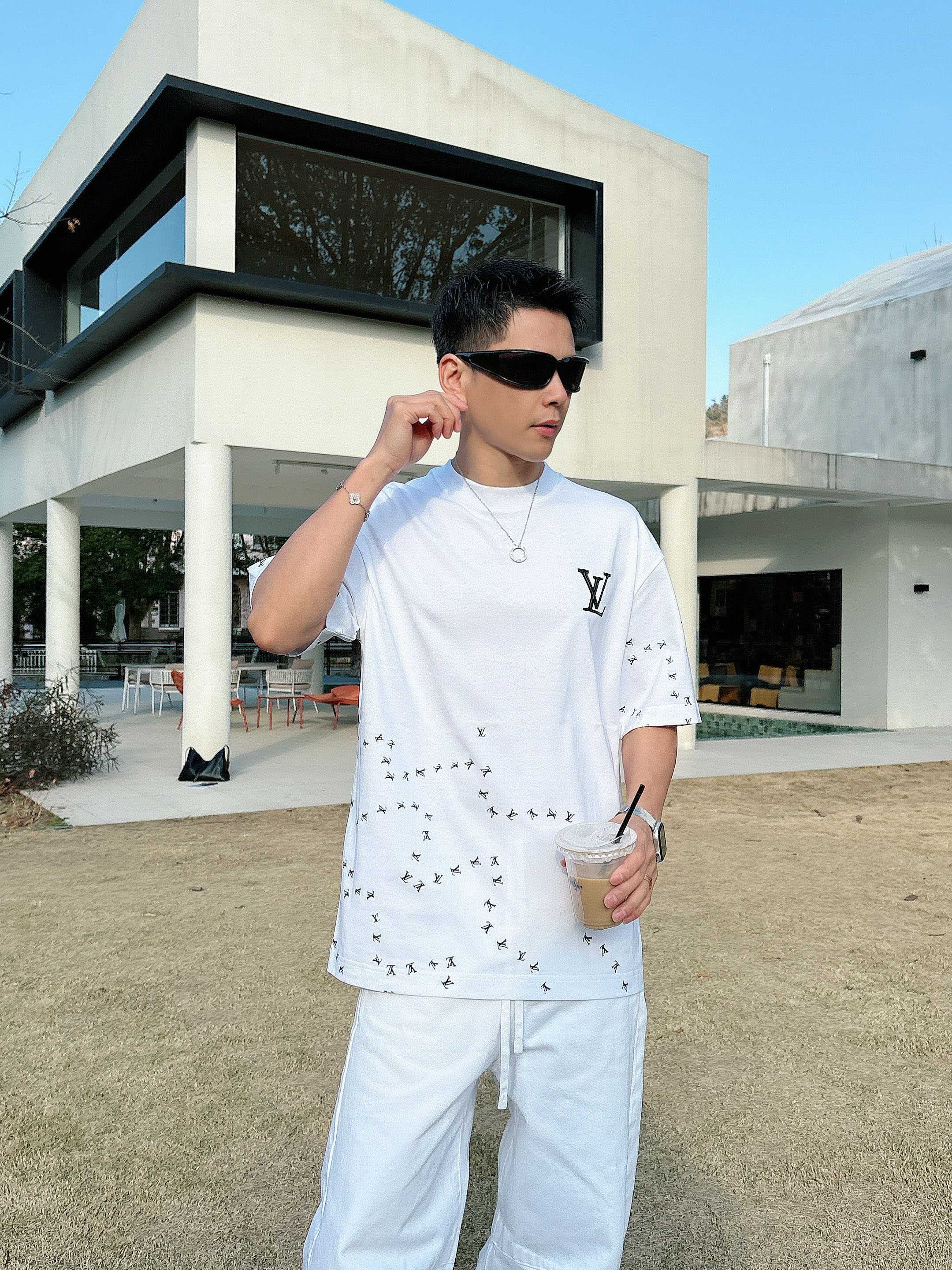 【 LV 2026春夏 · 高阶定制T恤】🔹 核心面料：秘鲁进口匹马棉 × 顶级丝光工艺🔹 核心体感：蚕