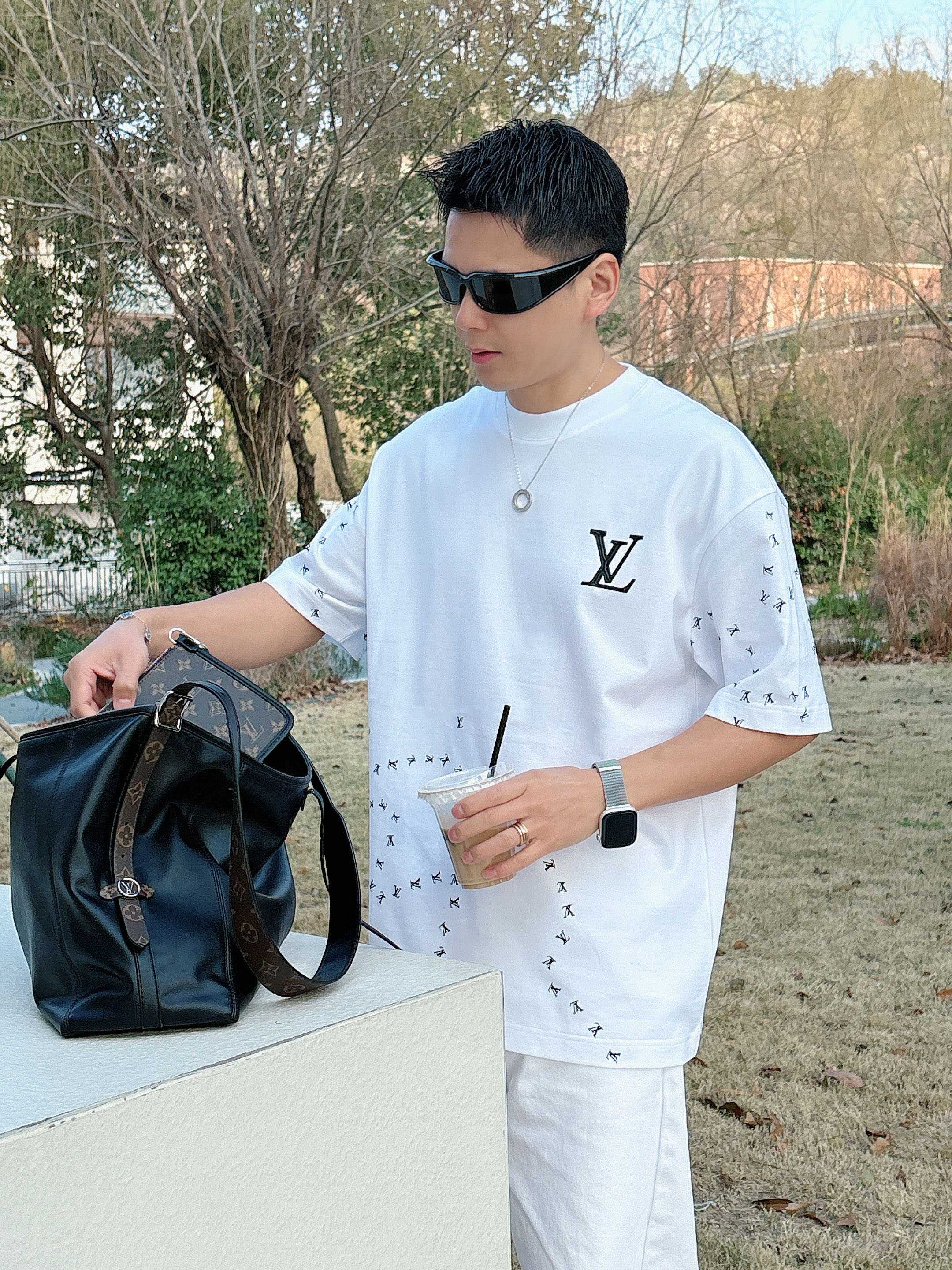 【 LV 2026春夏 · 高阶定制T恤】🔹 核心面料：秘鲁进口匹马棉 × 顶级丝光工艺🔹 核心体感：蚕