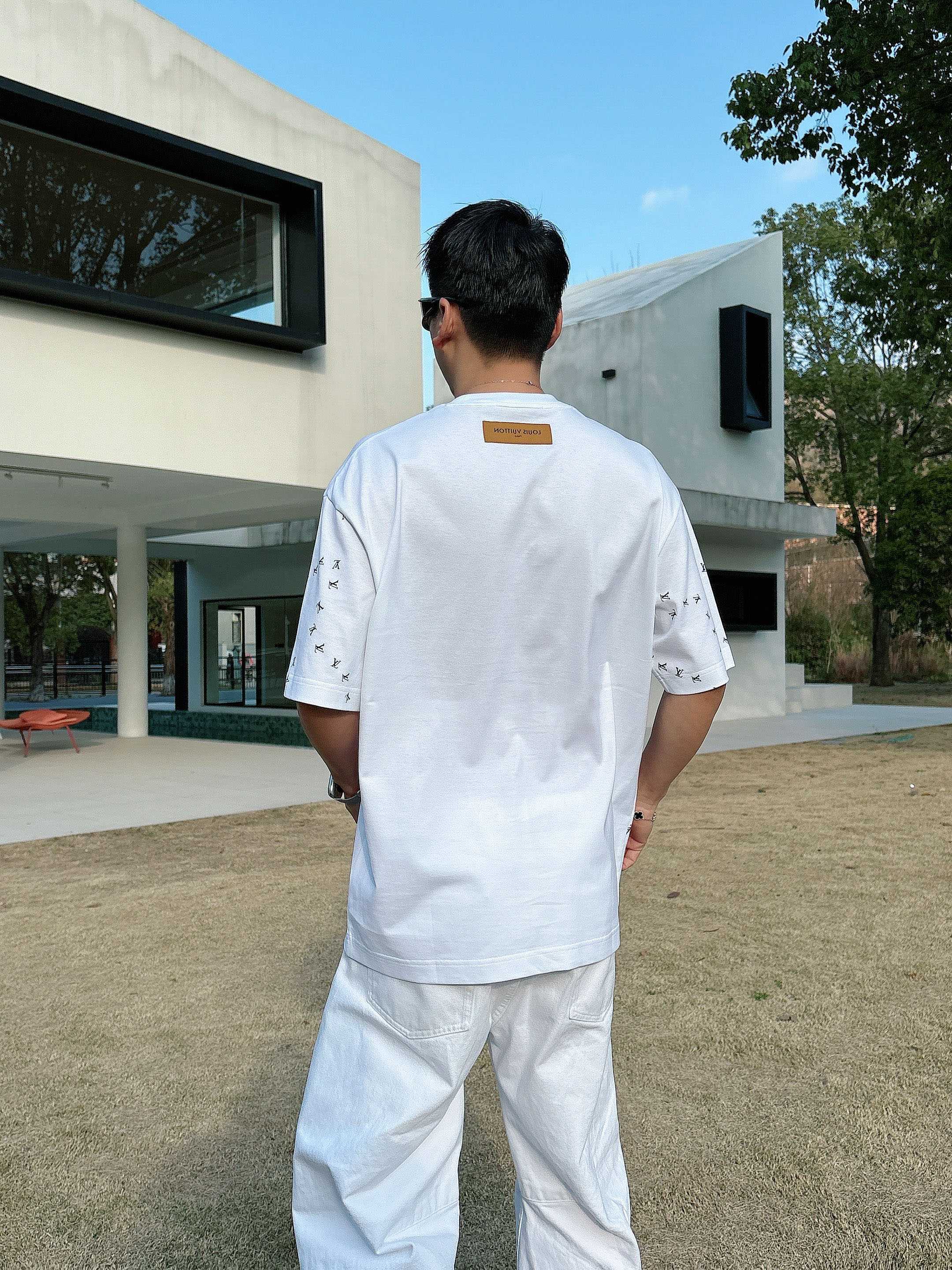【 LV 2026春夏 · 高阶定制T恤】🔹 核心面料：秘鲁进口匹马棉 × 顶级丝光工艺🔹 核心体感：蚕