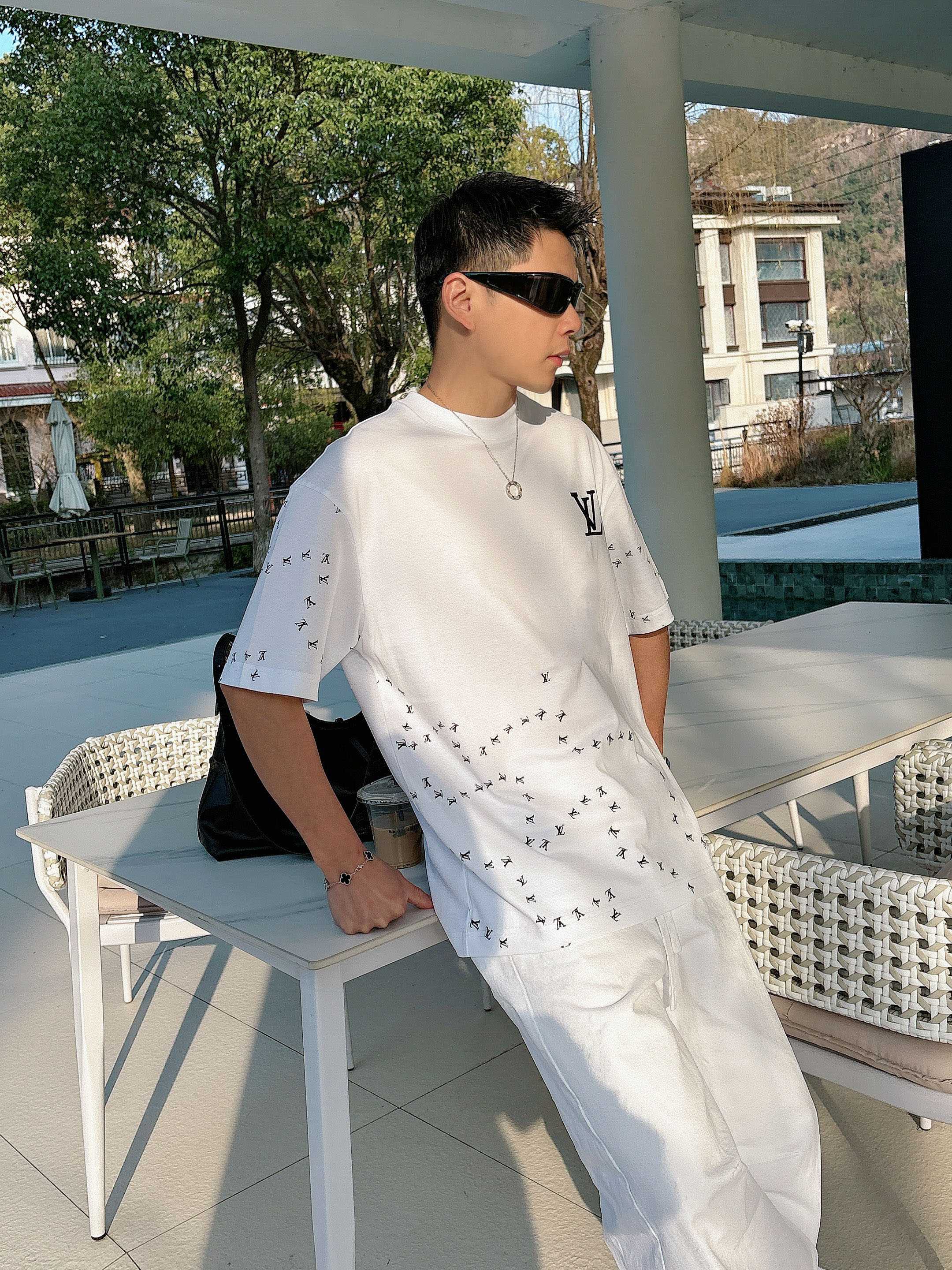 【 LV 2026春夏 · 高阶定制T恤】🔹 核心面料：秘鲁进口匹马棉 × 顶级丝光工艺🔹 核心体感：蚕