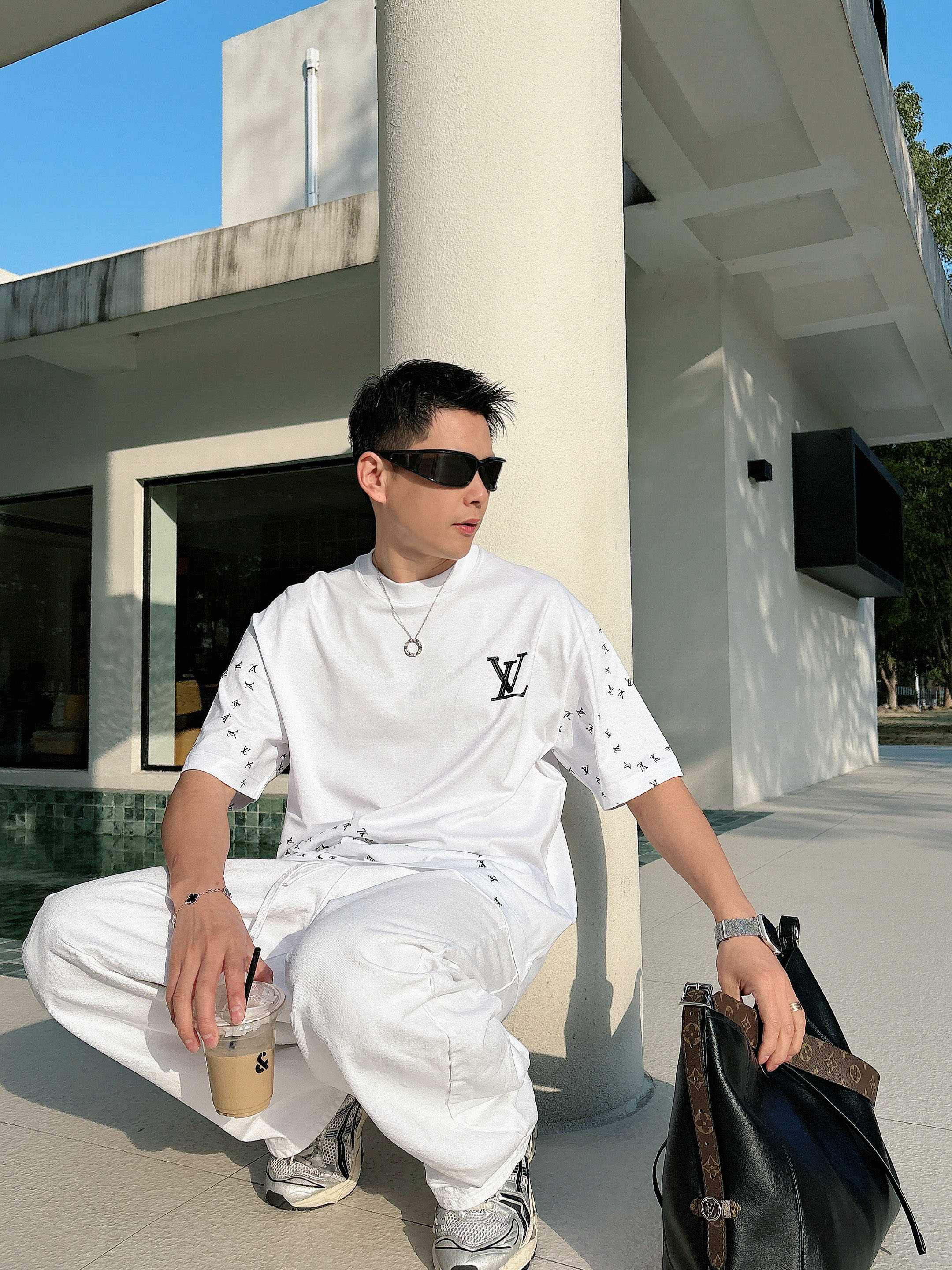 【 LV 2026春夏 · 高阶定制T恤】🔹 核心面料：秘鲁进口匹马棉 × 顶级丝光工艺🔹 核心体感：蚕