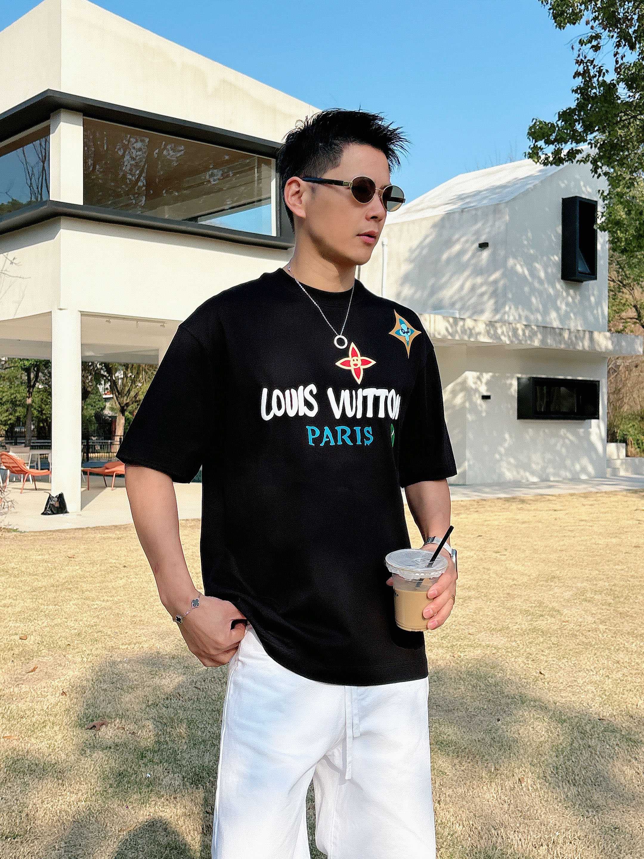 【 LV 2026春夏 · 高阶定制T恤】🔹 核心面料：秘鲁进口匹马棉 × 顶级丝光工艺🔹 核心体感：蚕
