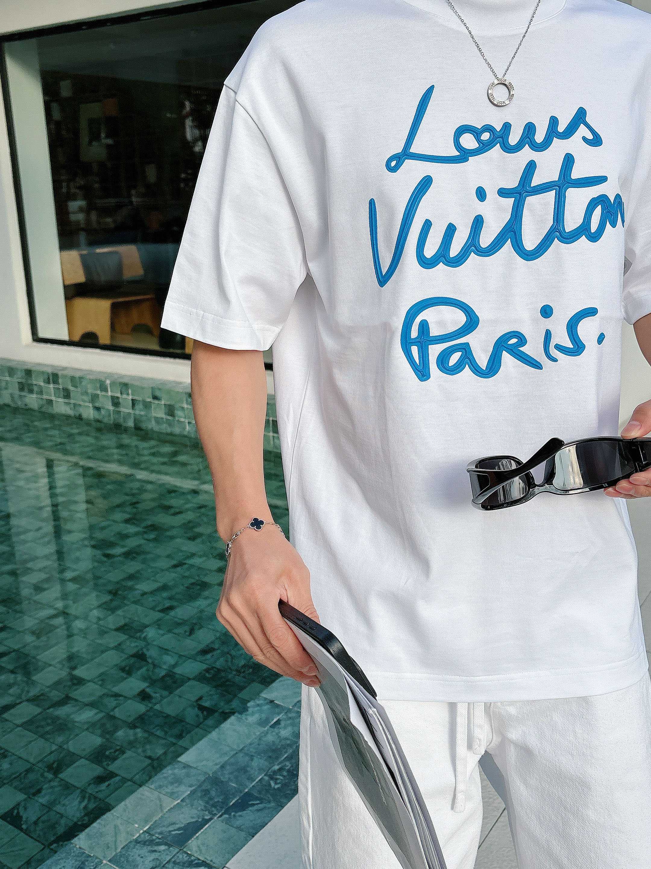 【 LV 2026春夏 · 高阶定制T恤】🔹 核心面料：秘鲁进口匹马棉 × 顶级丝光工艺🔹 核心体感：蚕