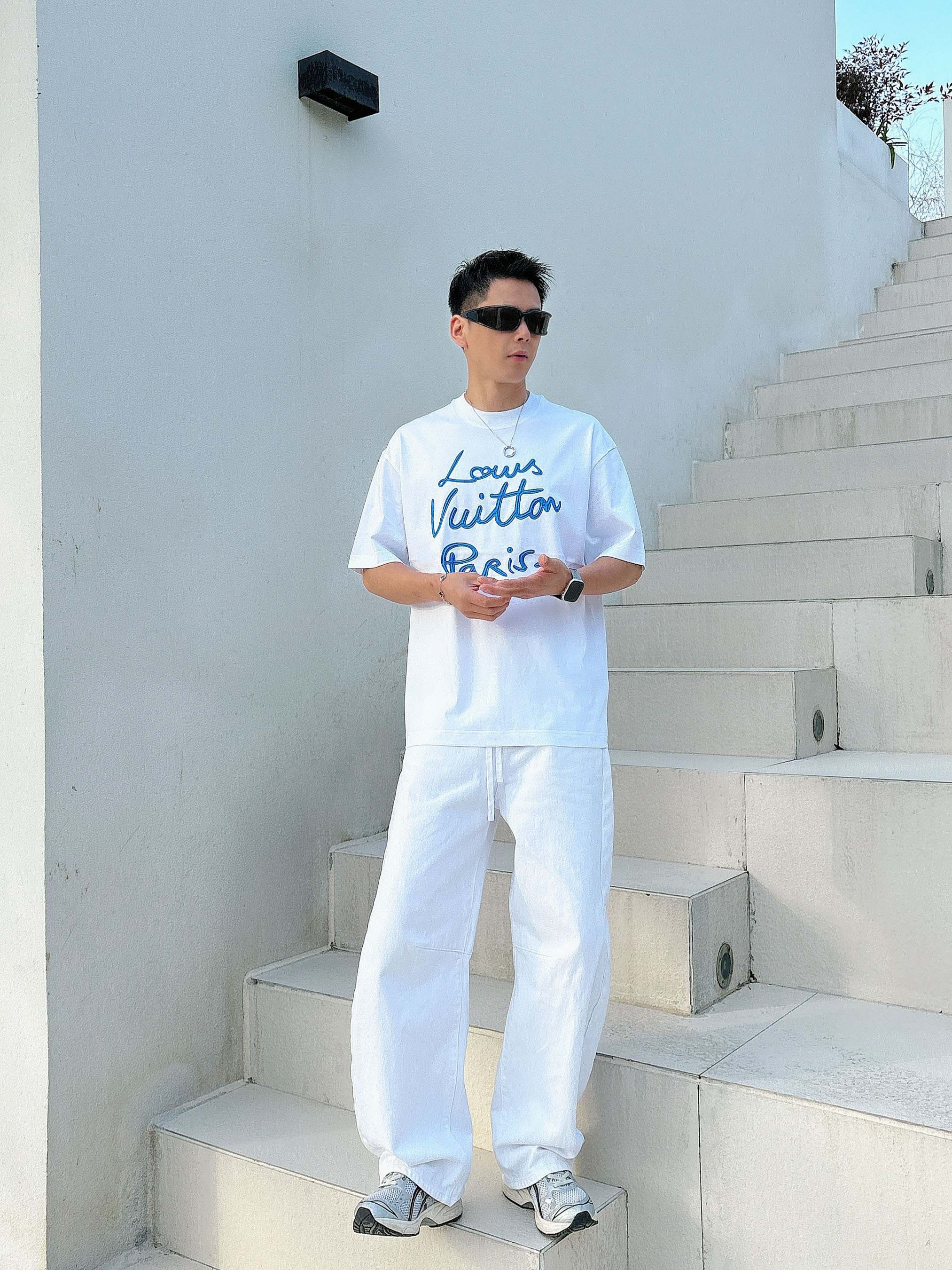 【 LV 2026春夏 · 高阶定制T恤】🔹 核心面料：秘鲁进口匹马棉 × 顶级丝光工艺🔹 核心体感：蚕