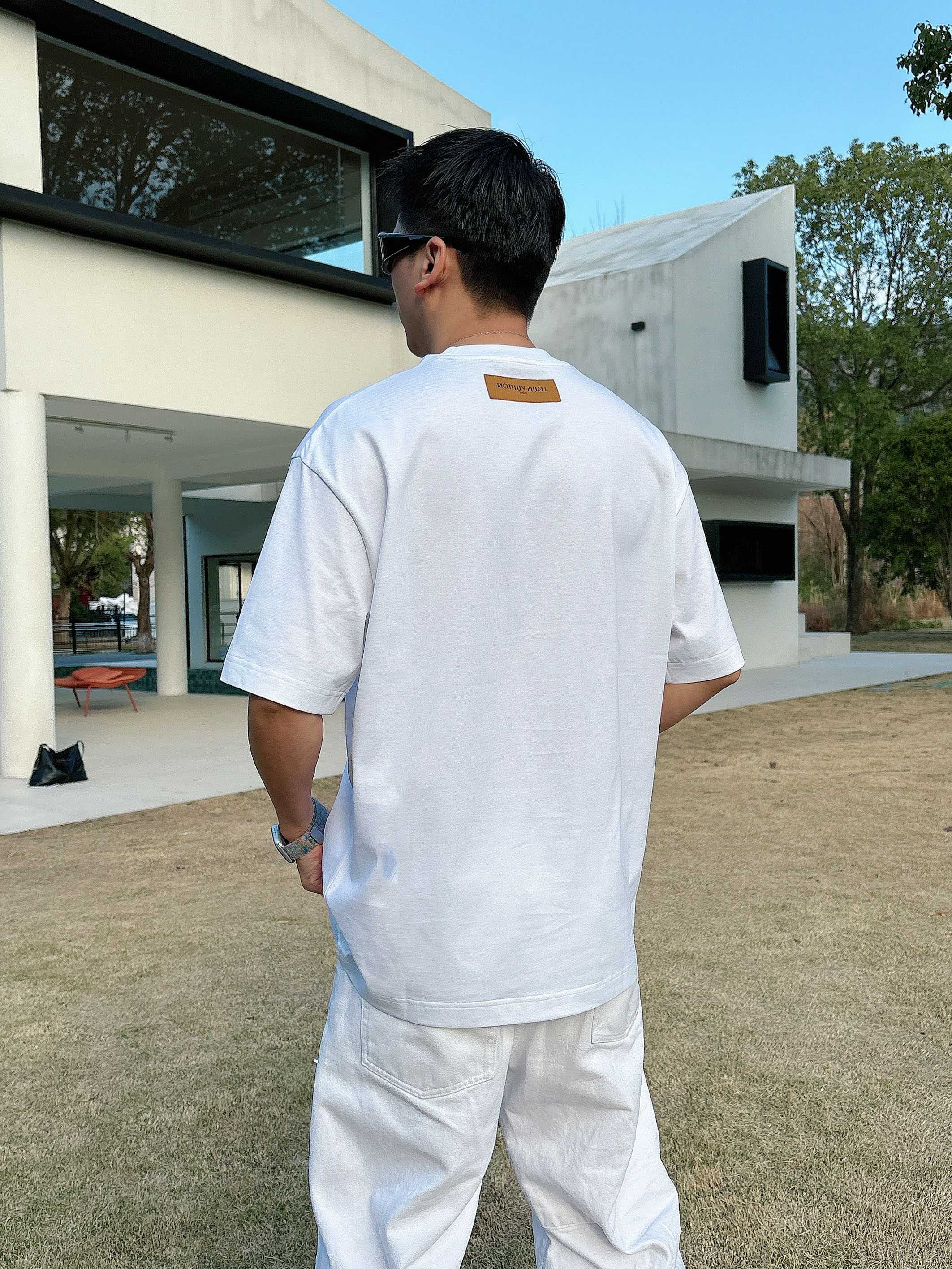 【 LV 2026春夏 · 高阶定制T恤】🔹 核心面料：秘鲁进口匹马棉 × 顶级丝光工艺🔹 核心体感：蚕