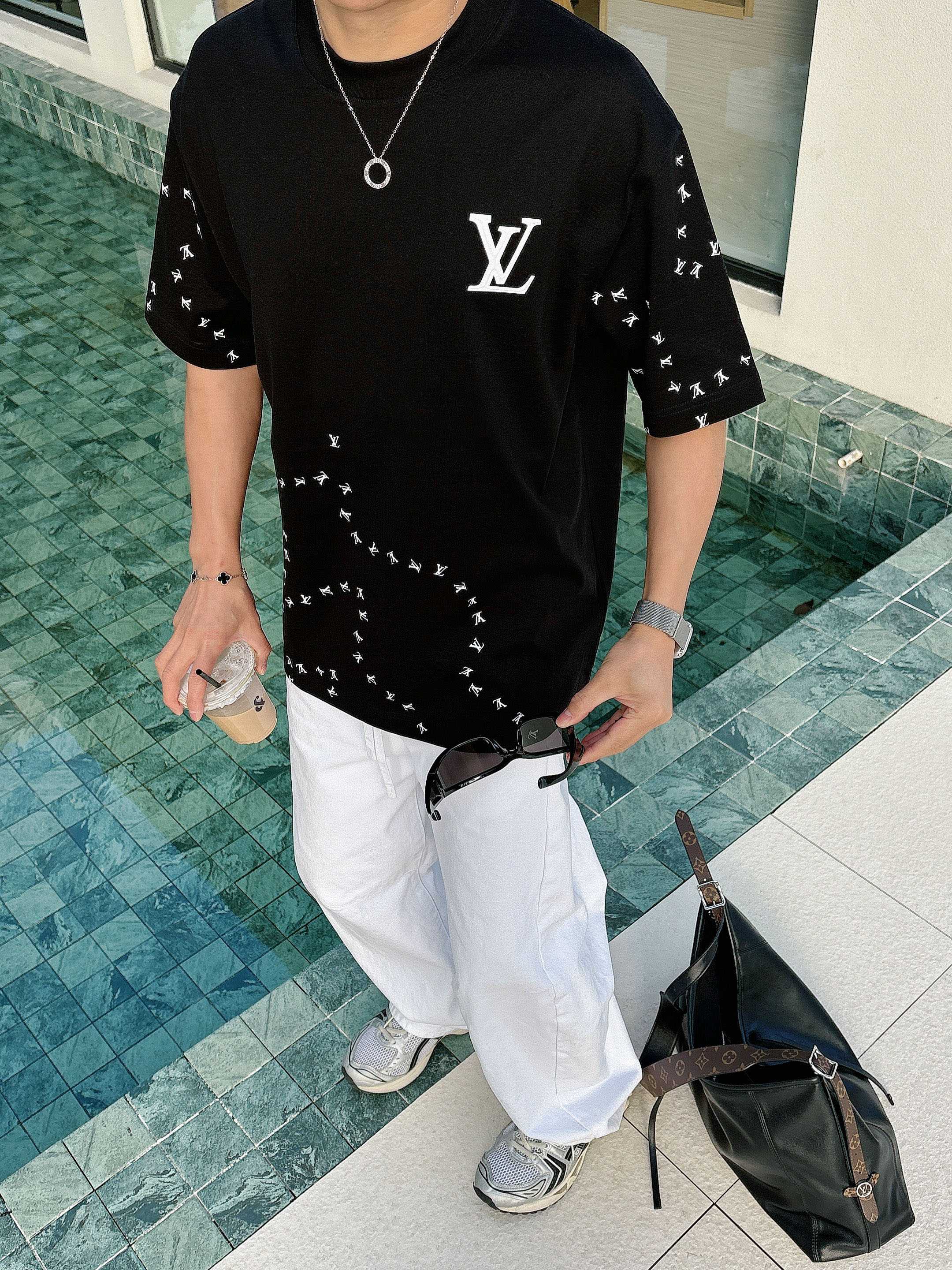 【 LV 2026春夏 · 高阶定制T恤】🔹 核心面料：秘鲁进口匹马棉 × 顶级丝光工艺🔹 核心体感：蚕