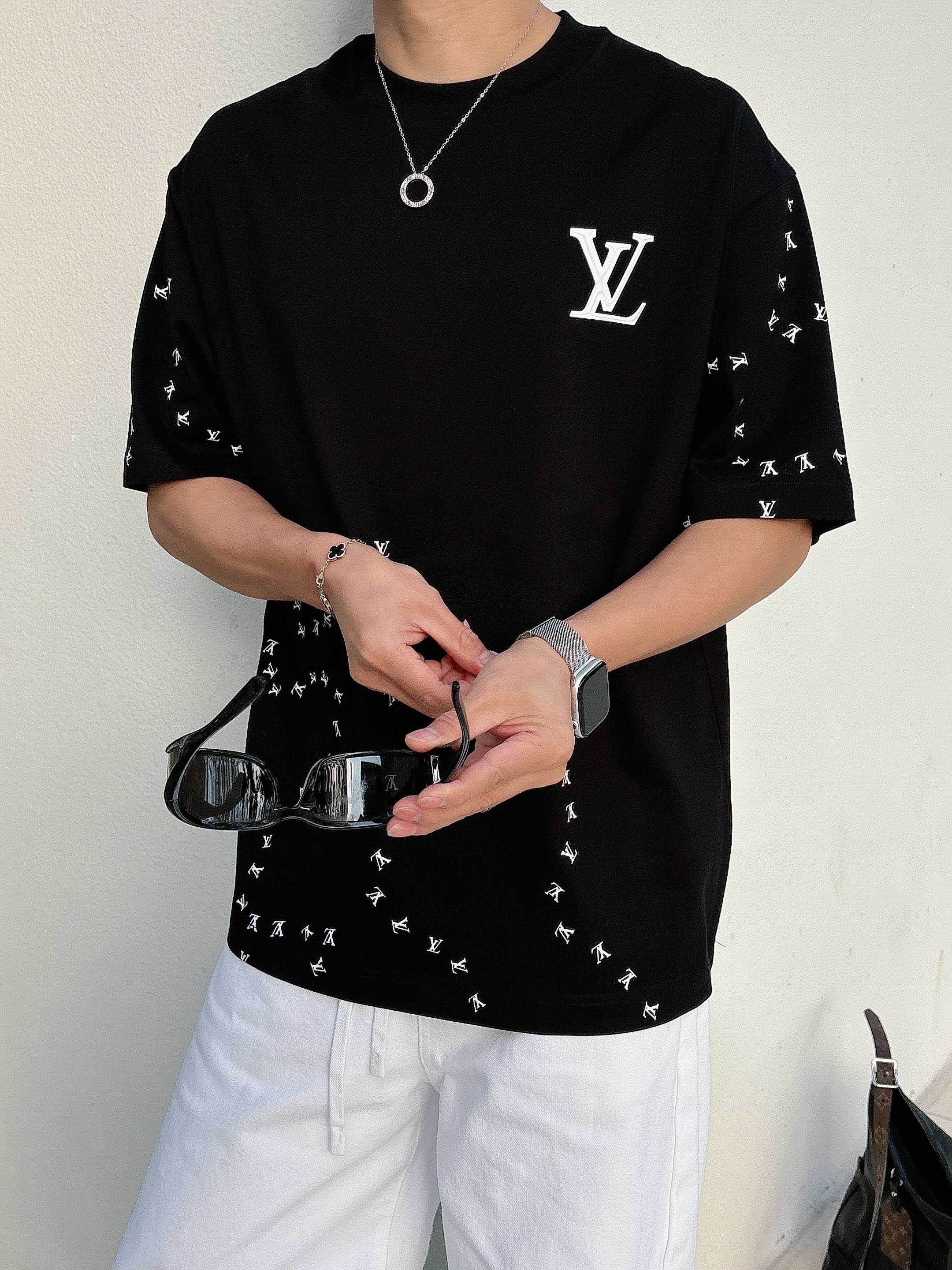 【 LV 2026春夏 · 高阶定制T恤】🔹 核心面料：秘鲁进口匹马棉 × 顶级丝光工艺🔹 核心体感：蚕