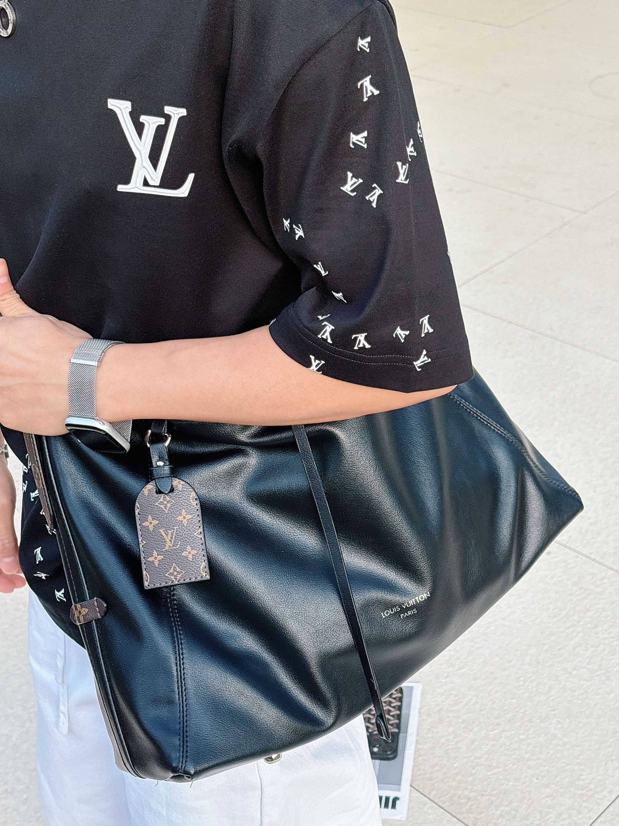 【 LV 2026春夏 · 高阶定制T恤】🔹 核心面料：秘鲁进口匹马棉 × 顶级丝光工艺🔹 核心体感：蚕