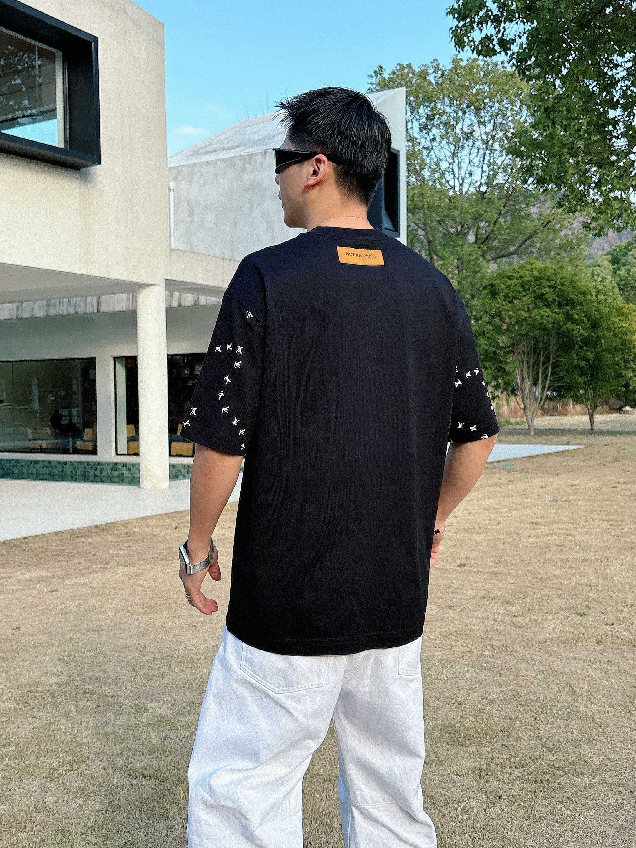 【 LV 2026春夏 · 高阶定制T恤】🔹 核心面料：秘鲁进口匹马棉 × 顶级丝光工艺🔹 核心体感：蚕