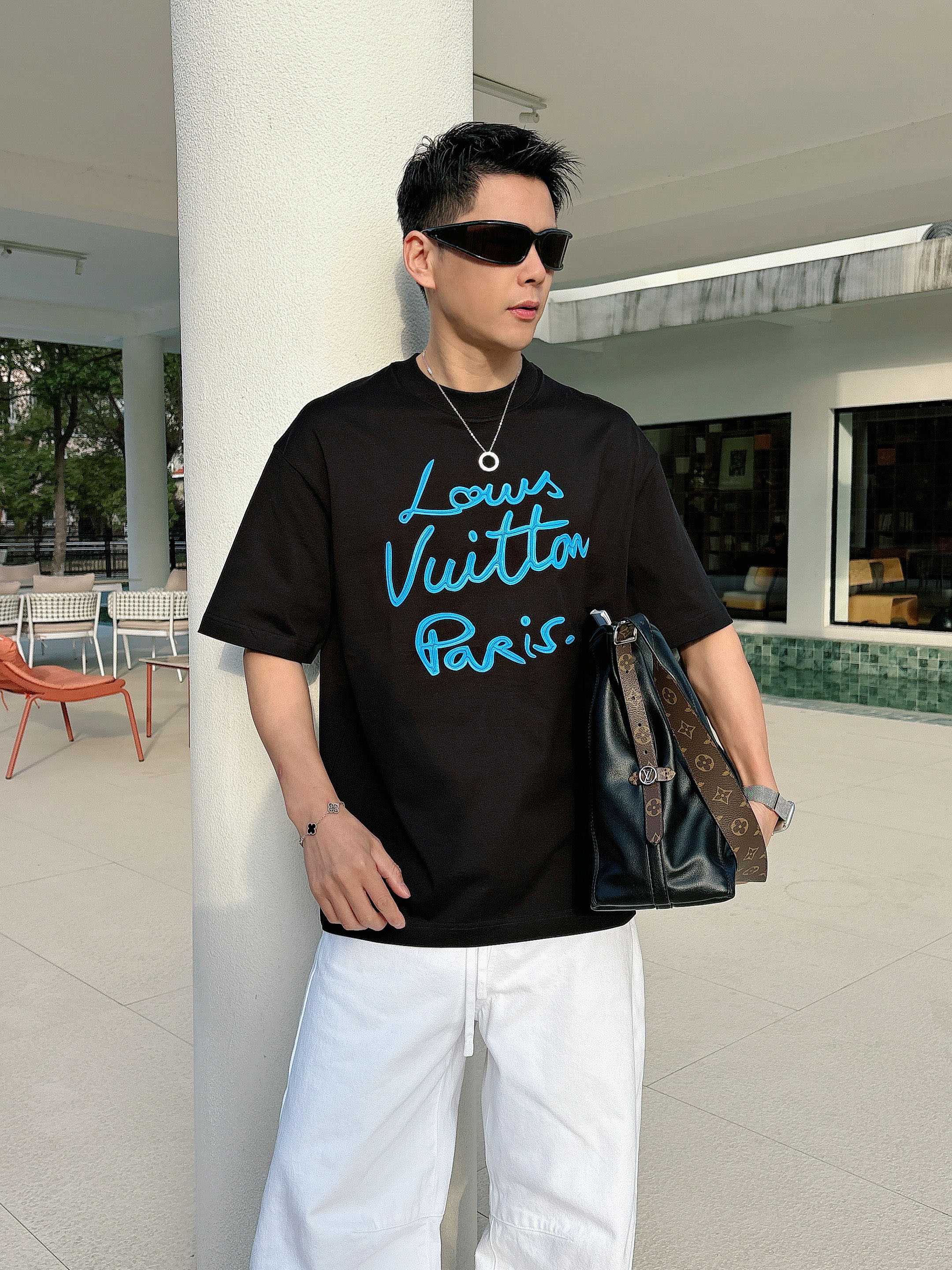 【 LV 2026春夏 · 高阶定制T恤】🔹 核心面料：秘鲁进口匹马棉 × 顶级丝光工艺🔹 核心体感：蚕