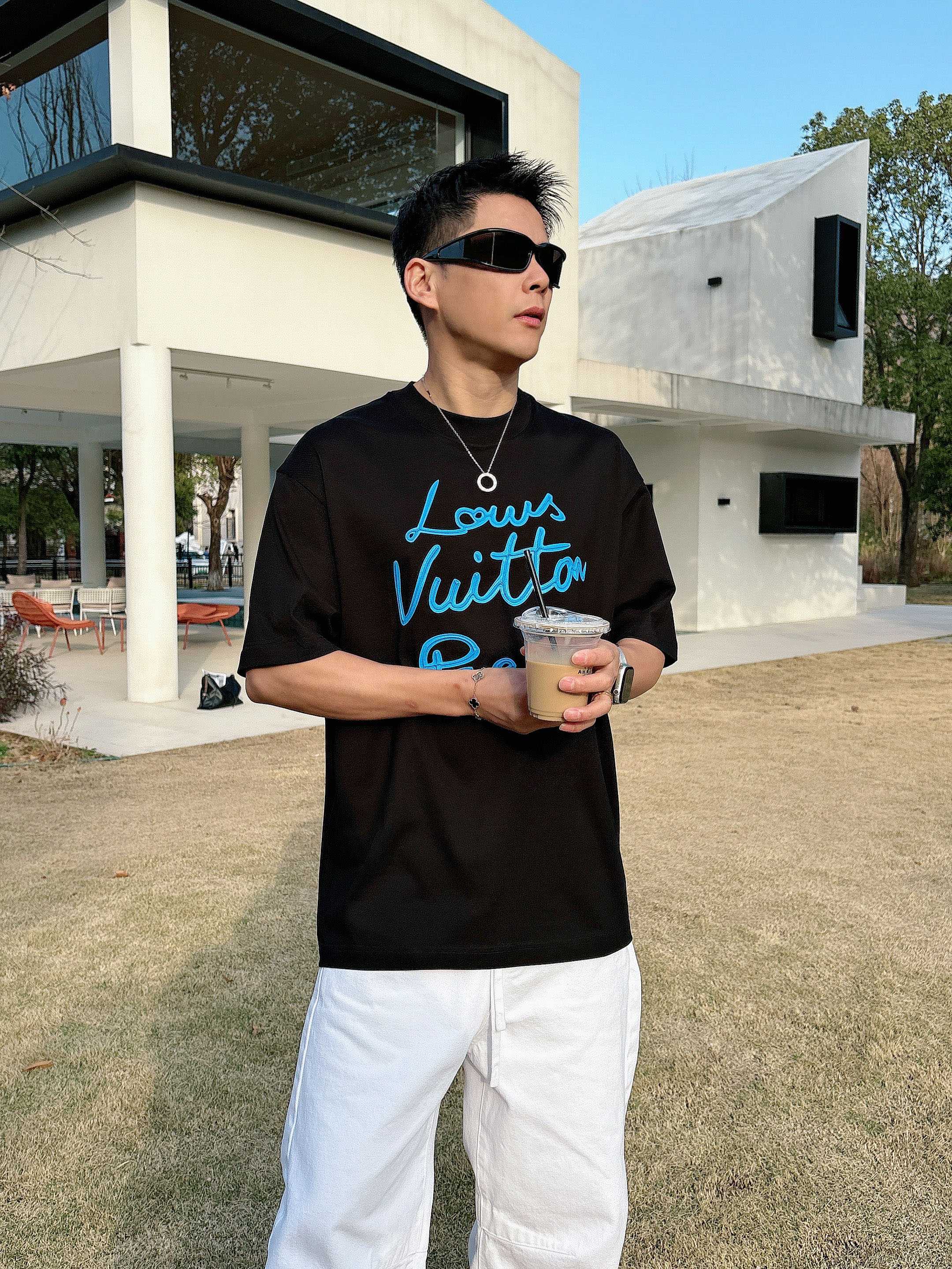 【 LV 2026春夏 · 高阶定制T恤】🔹 核心面料：秘鲁进口匹马棉 × 顶级丝光工艺🔹 核心体感：蚕