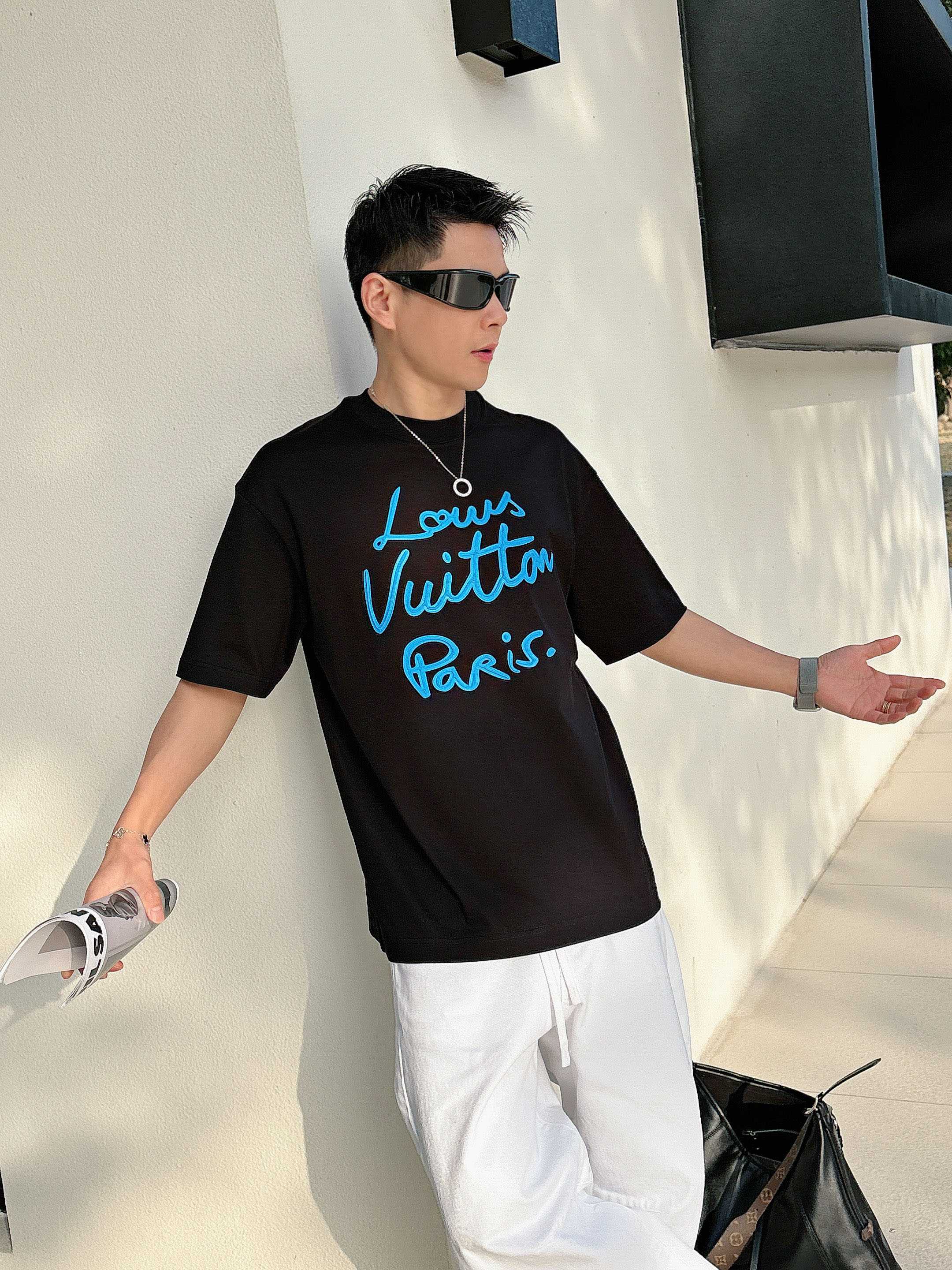 【 LV 2026春夏 · 高阶定制T恤】🔹 核心面料：秘鲁进口匹马棉 × 顶级丝光工艺🔹 核心体感：蚕