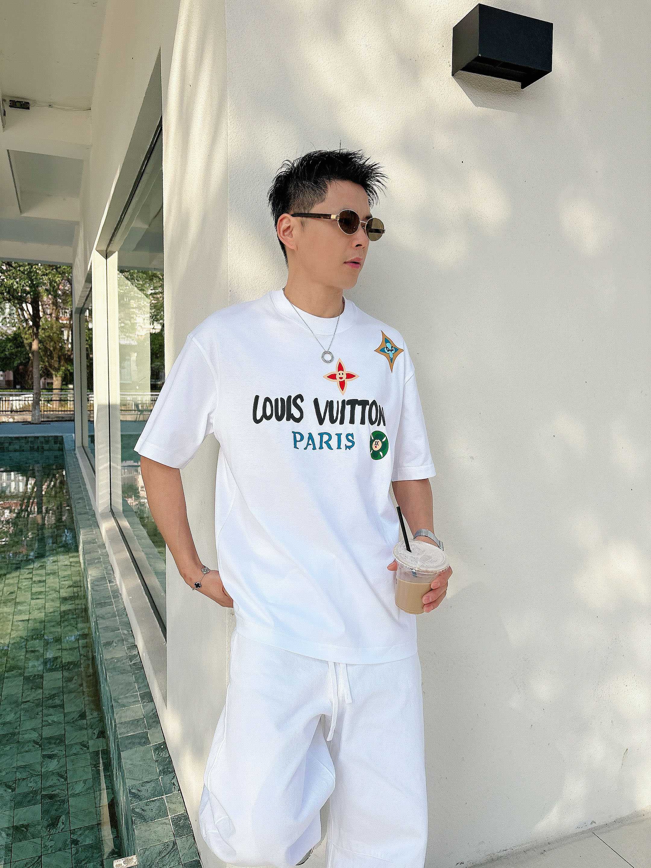 【 LV 2026春夏 · 高阶定制T恤】🔹 核心面料：秘鲁进口匹马棉 × 顶级丝光工艺🔹 核心体感：蚕