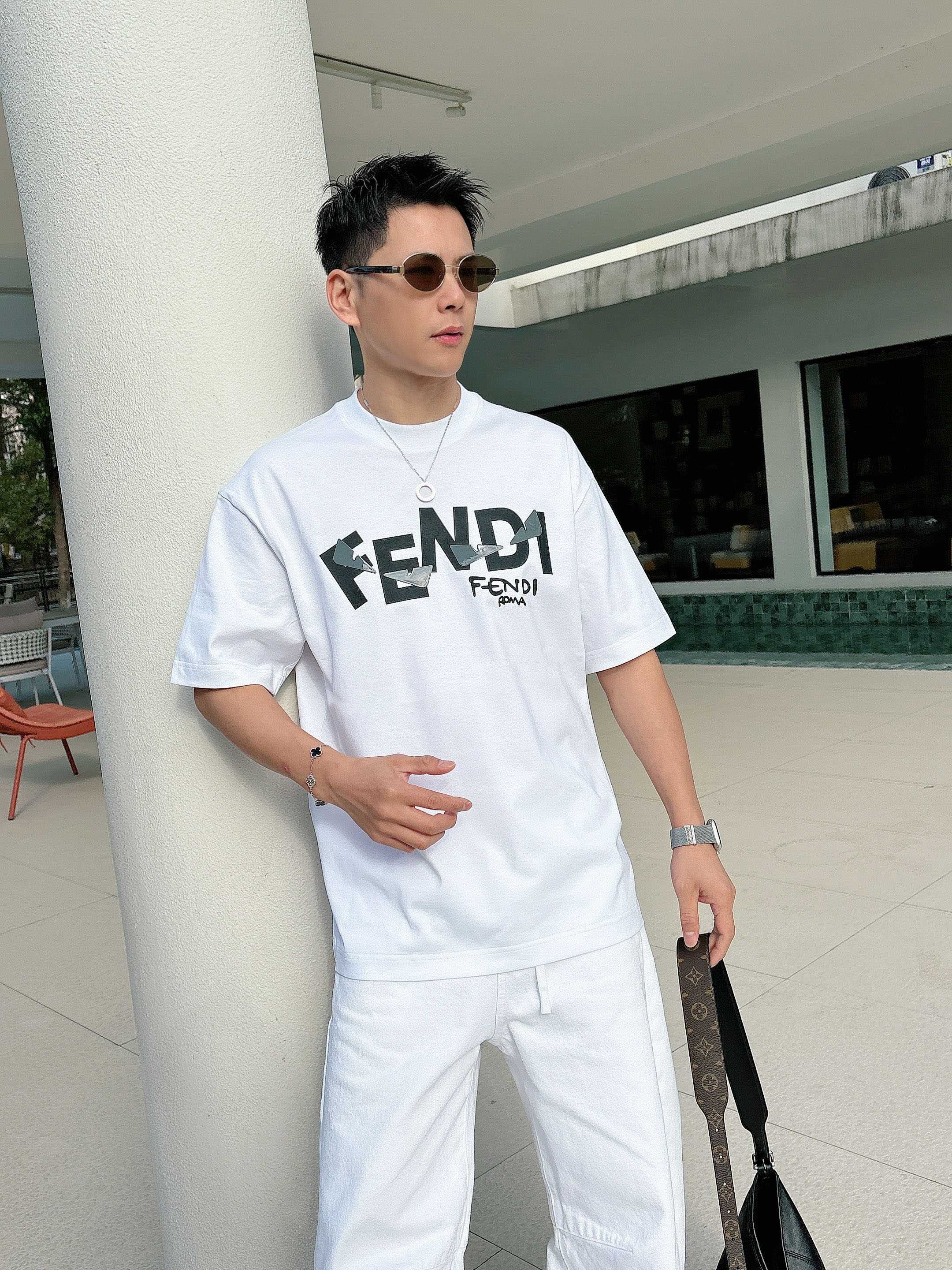 【 芬迪 2026春夏 · 高阶定制T恤】🔹 核心面料：秘鲁进口匹马棉 × 顶级丝光工艺🔹 核心体感：蚕