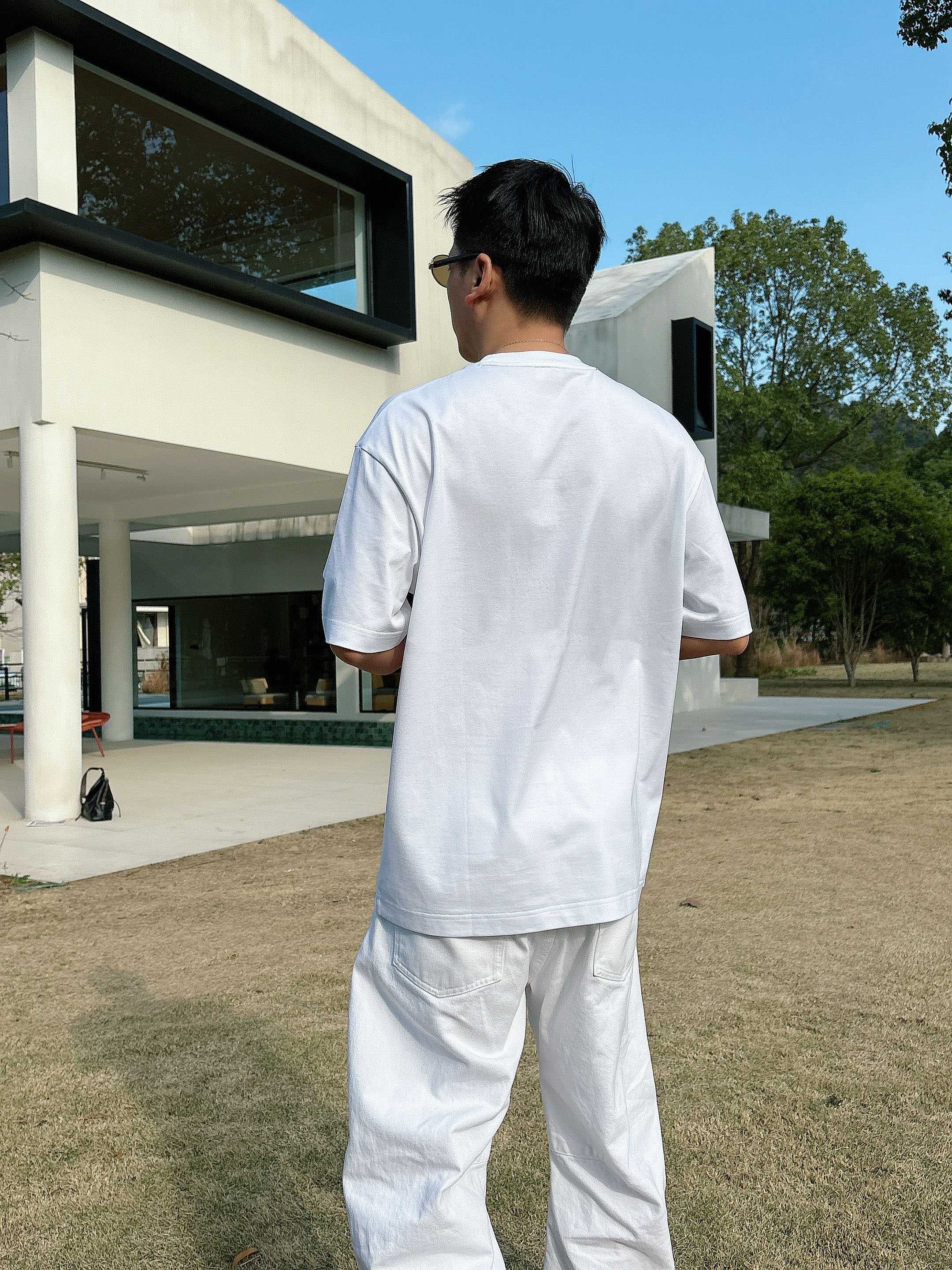 【 芬迪 2026春夏 · 高阶定制T恤】🔹 核心面料：秘鲁进口匹马棉 × 顶级丝光工艺🔹 核心体感：蚕