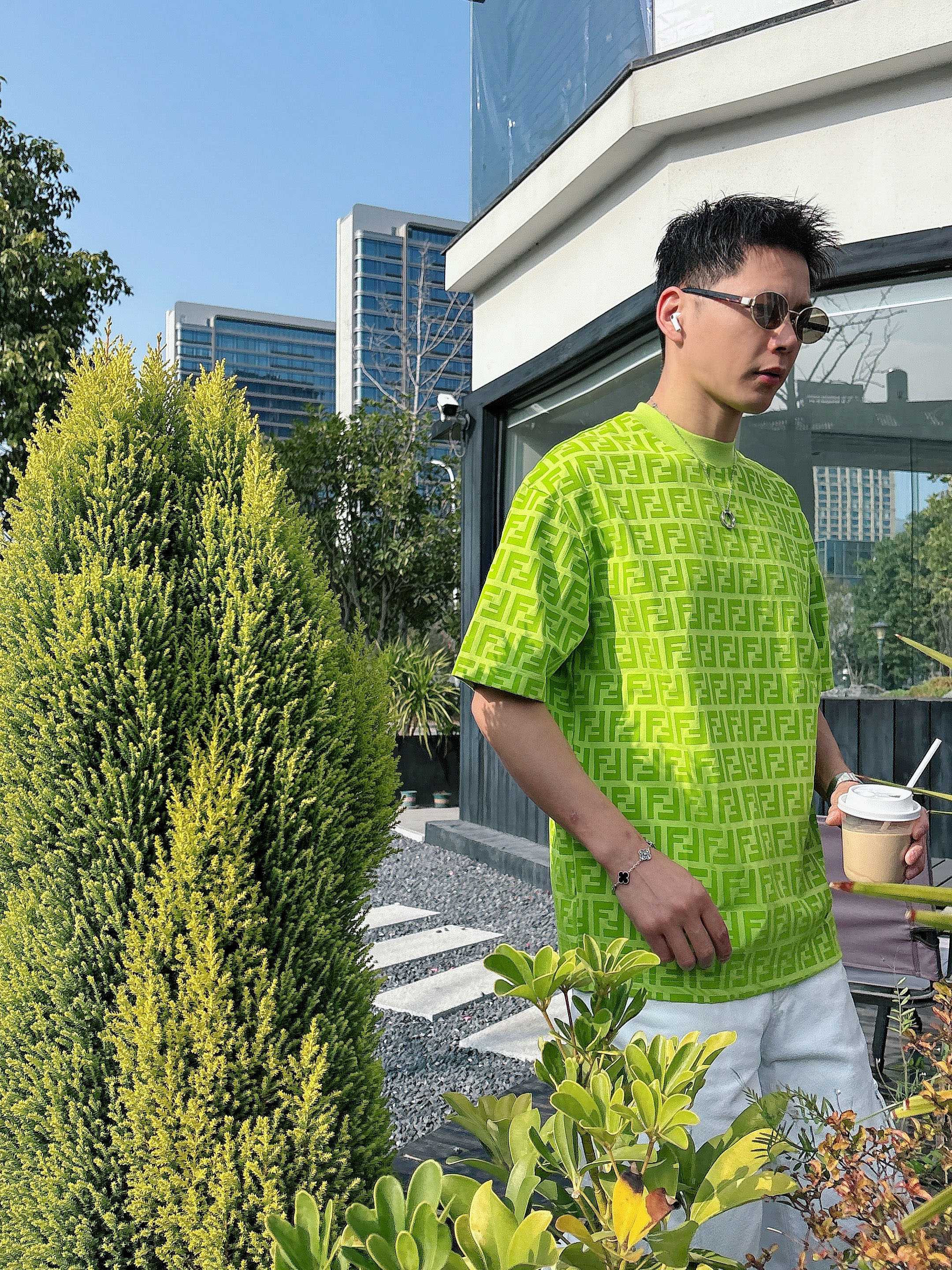 【 芬迪 2026春夏 · 高阶定制T恤】🔹 核心面料：秘鲁进口匹马棉 × 顶级丝光工艺🔹 核心体感：蚕