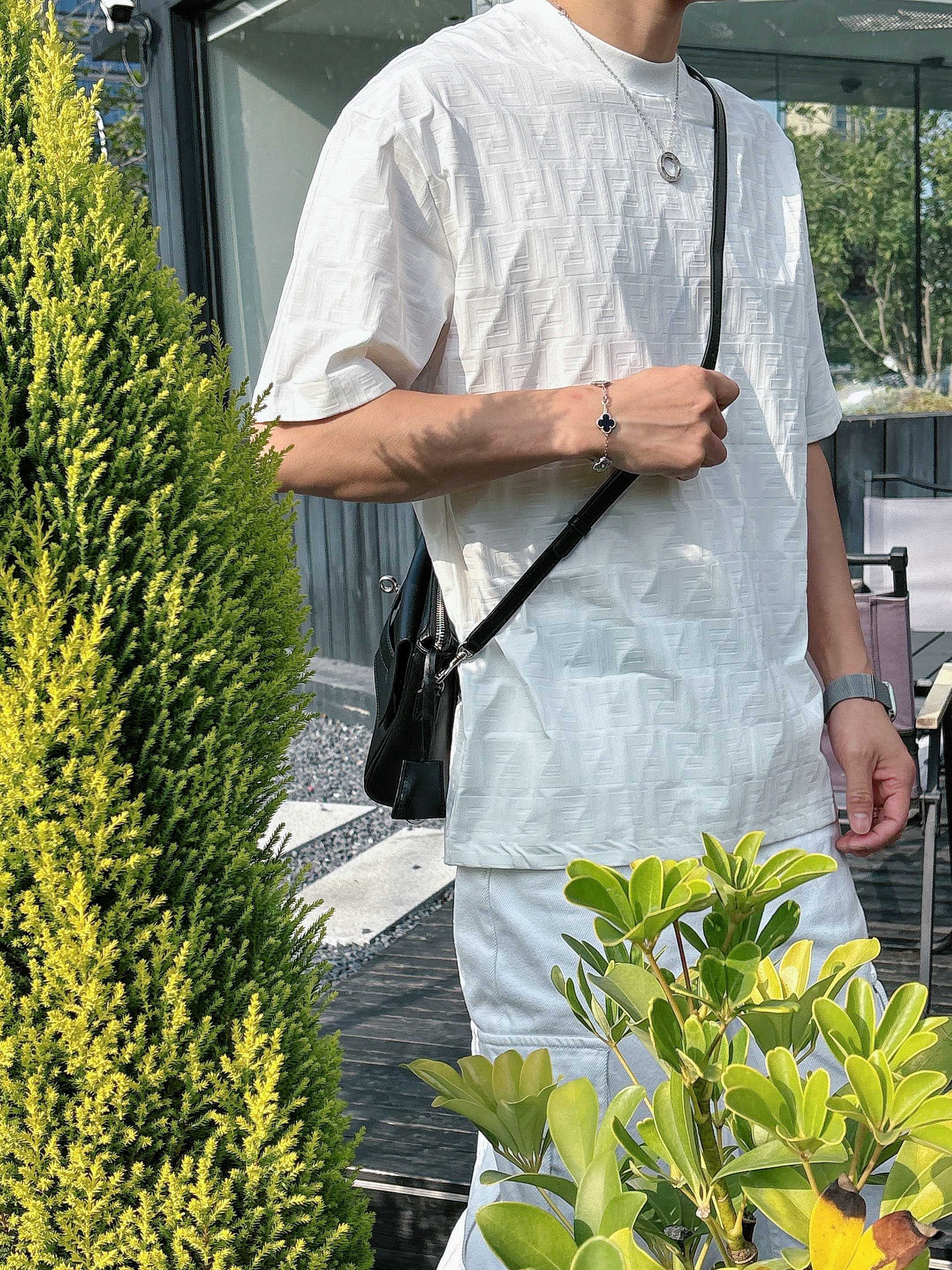【 芬迪 2026春夏 · 高阶定制T恤】🔹 核心面料：秘鲁进口匹马棉 × 顶级丝光工艺🔹 核心体感：蚕
