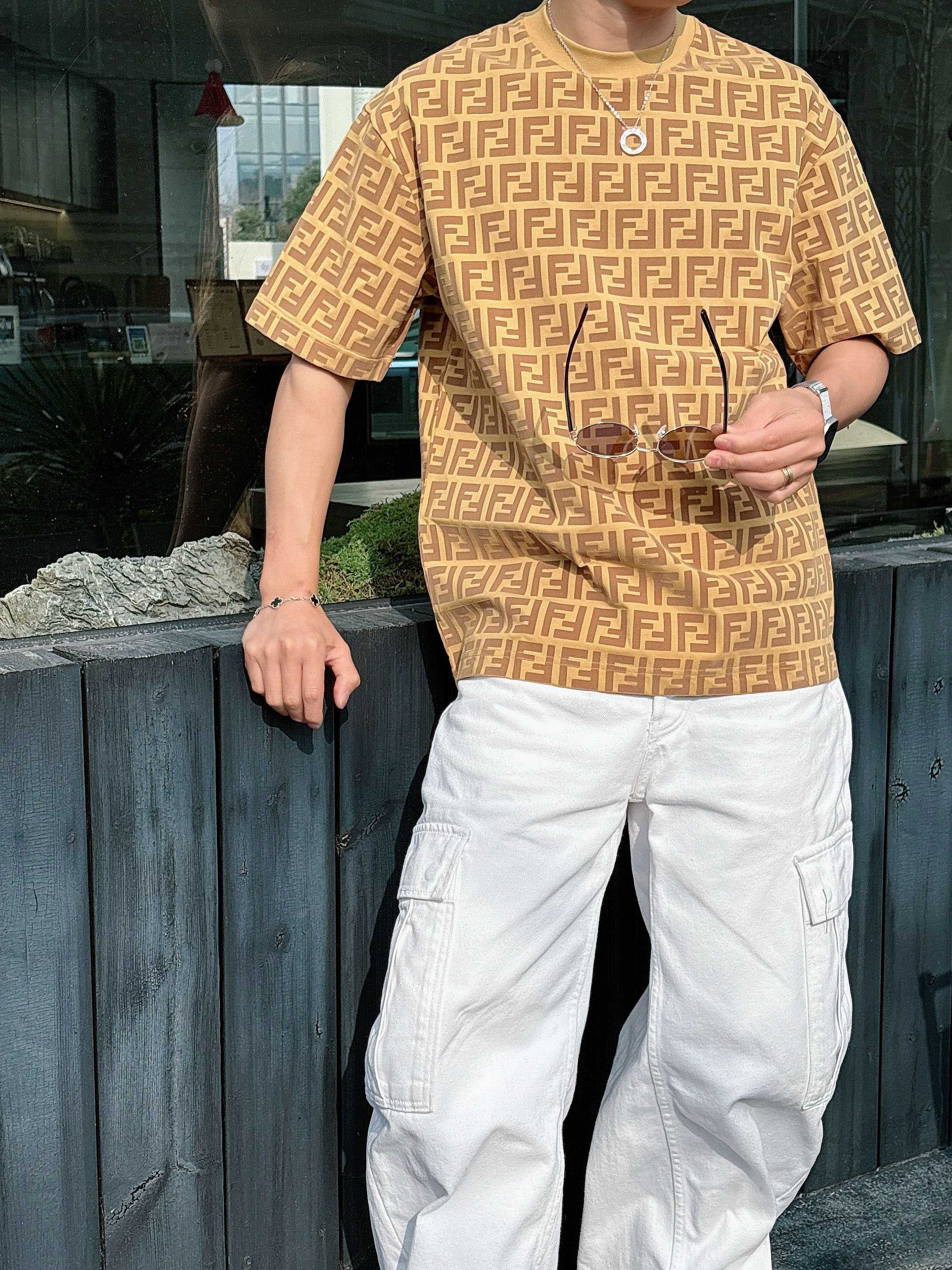 【 芬迪 2026春夏 · 高阶定制T恤】🔹 核心面料：秘鲁进口匹马棉 × 顶级丝光工艺🔹 核心体感：蚕