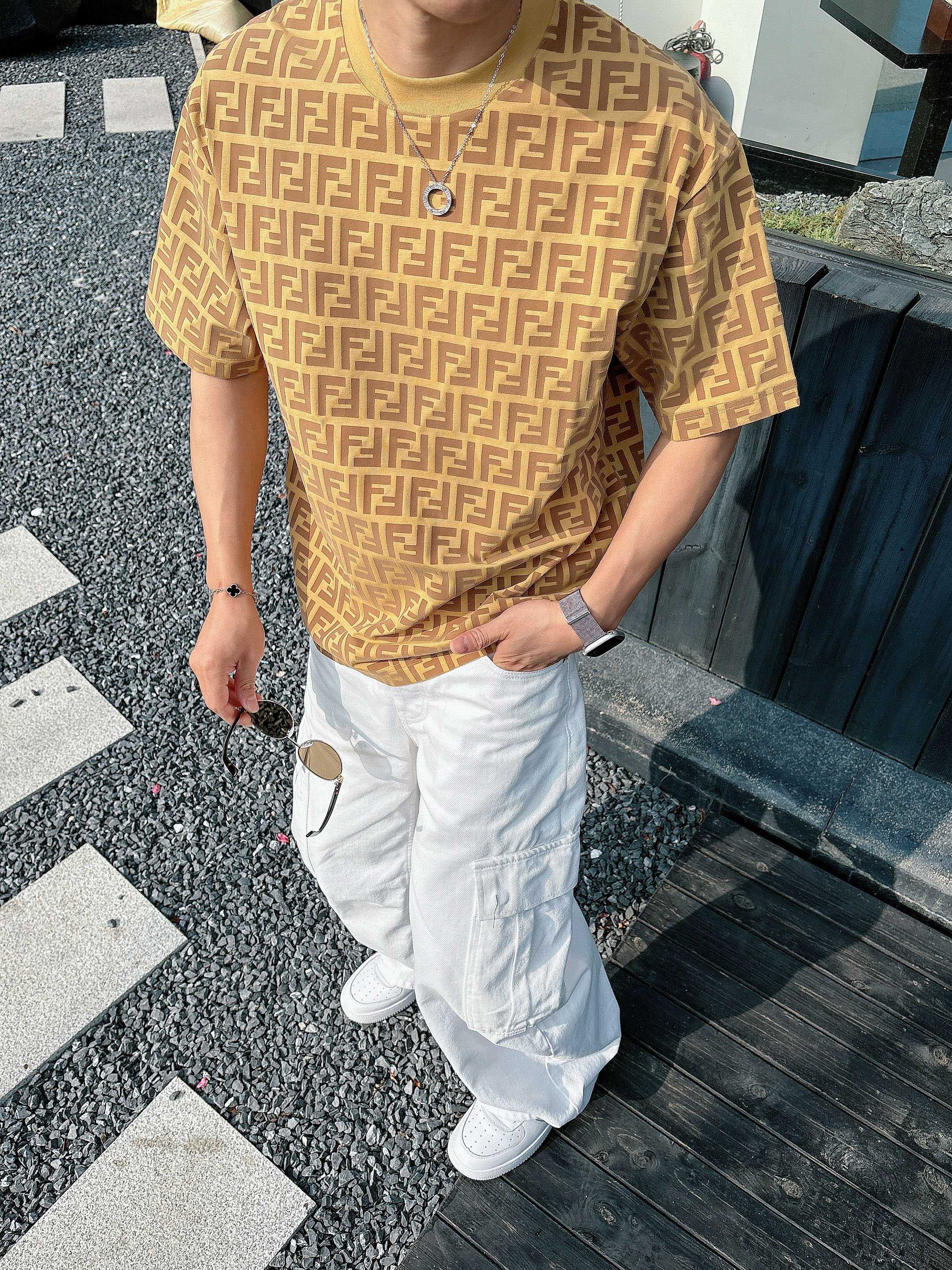 【 芬迪 2026春夏 · 高阶定制T恤】🔹 核心面料：秘鲁进口匹马棉 × 顶级丝光工艺🔹 核心体感：蚕