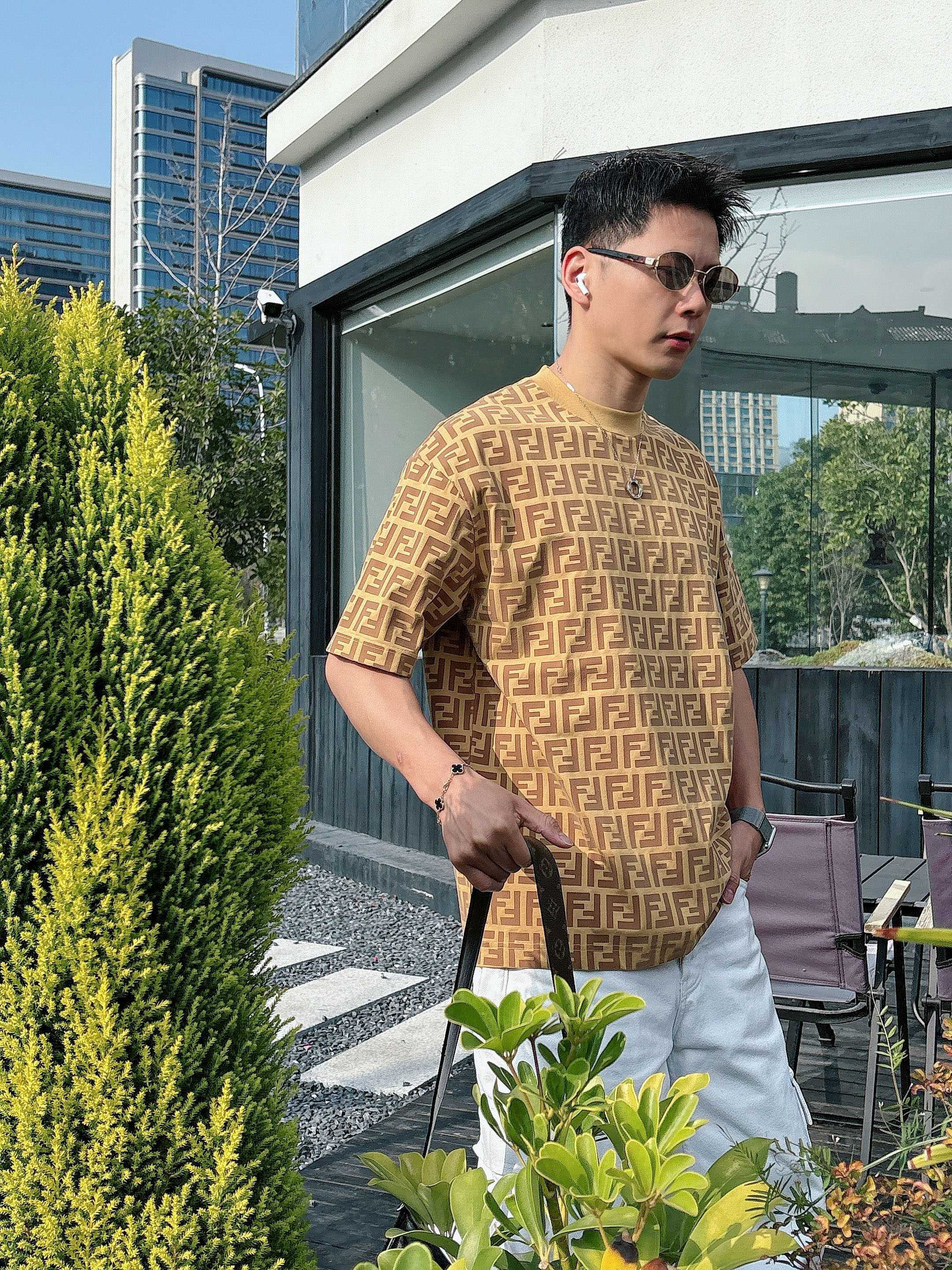 【 芬迪 2026春夏 · 高阶定制T恤】🔹 核心面料：秘鲁进口匹马棉 × 顶级丝光工艺🔹 核心体感：蚕