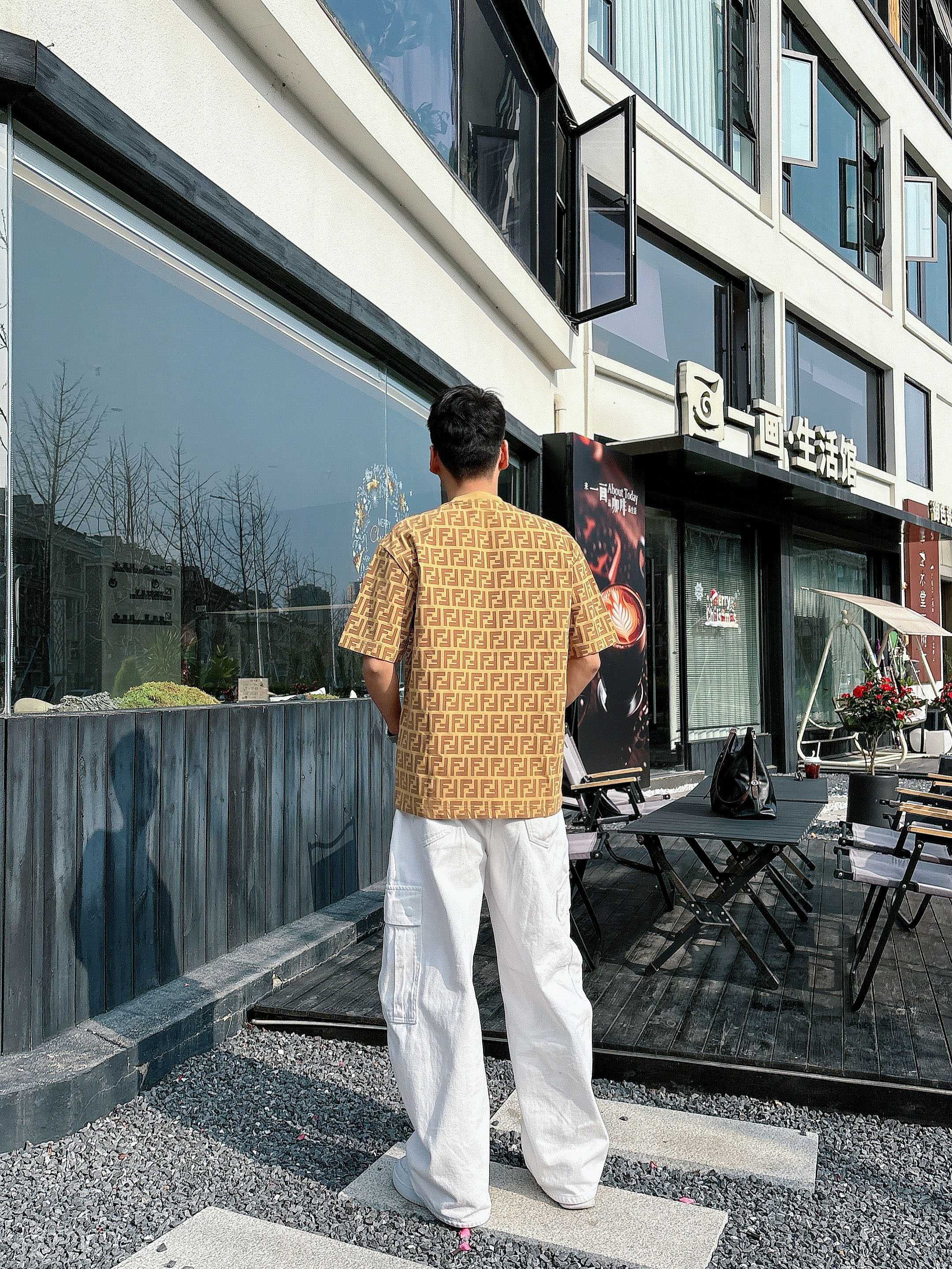【 芬迪 2026春夏 · 高阶定制T恤】🔹 核心面料：秘鲁进口匹马棉 × 顶级丝光工艺🔹 核心体感：蚕