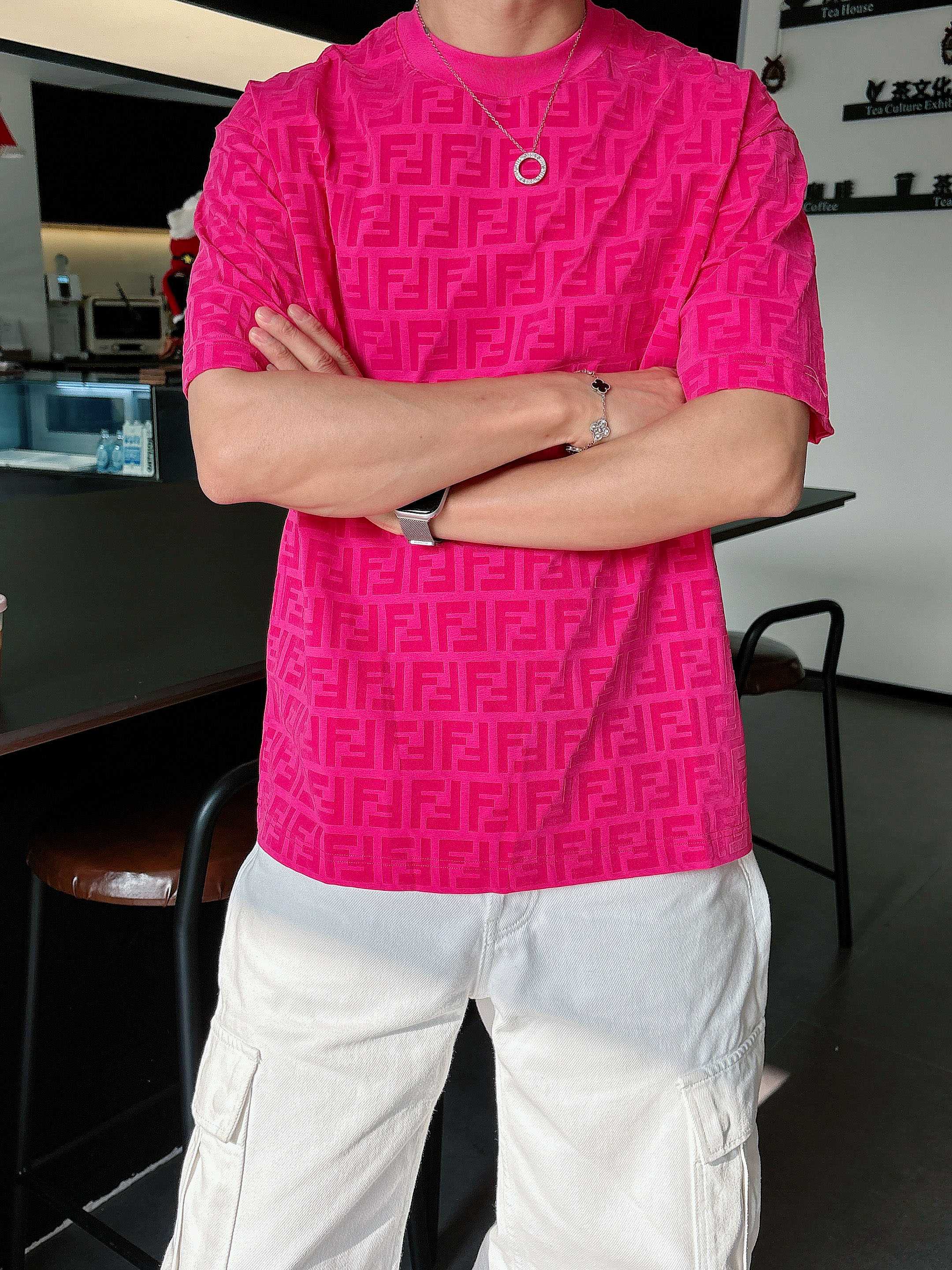 【 芬迪 2026春夏 · 高阶定制T恤】🔹 核心面料：秘鲁进口匹马棉 × 顶级丝光工艺🔹 核心体感：蚕