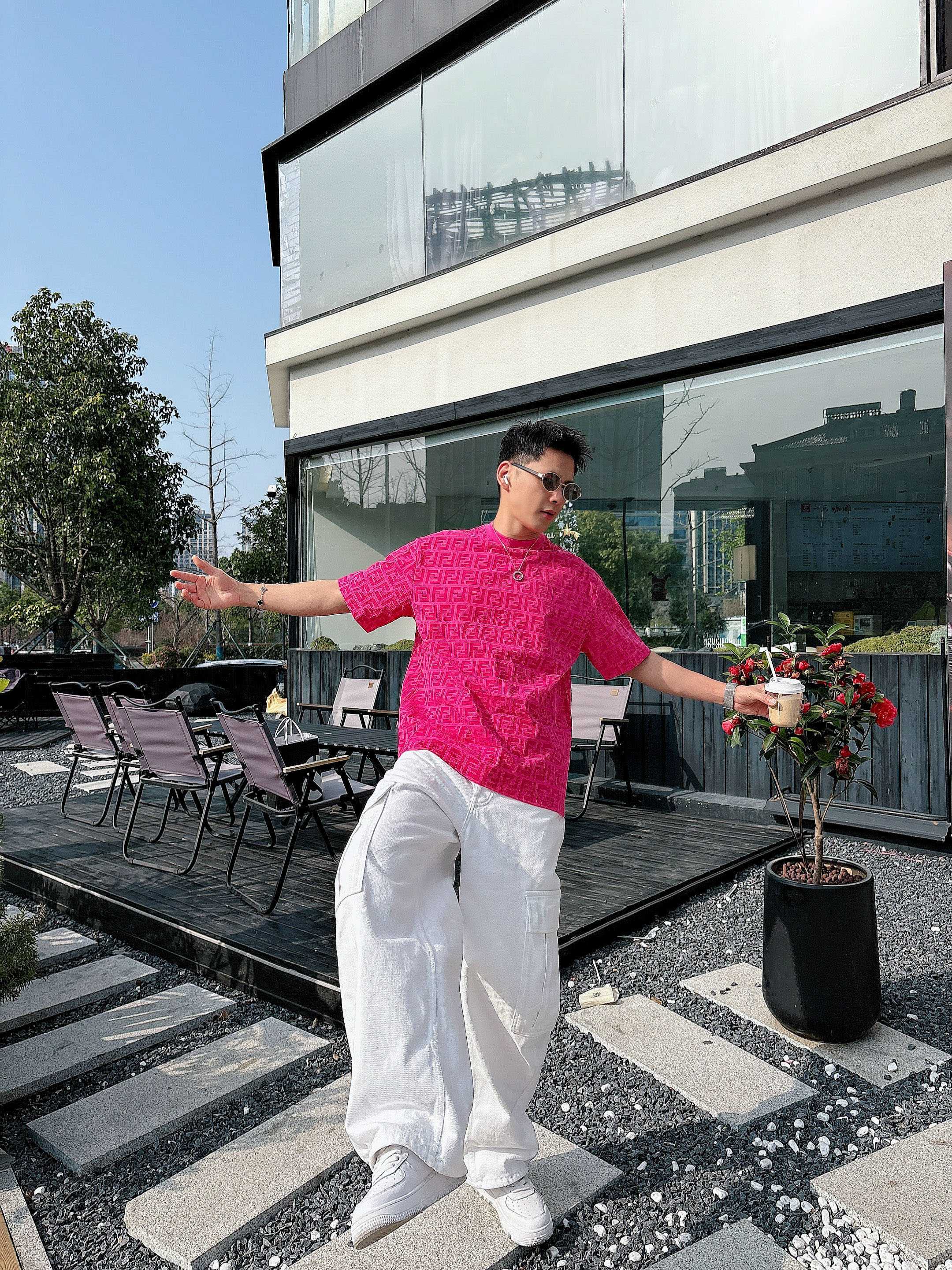 【 芬迪 2026春夏 · 高阶定制T恤】🔹 核心面料：秘鲁进口匹马棉 × 顶级丝光工艺🔹 核心体感：蚕