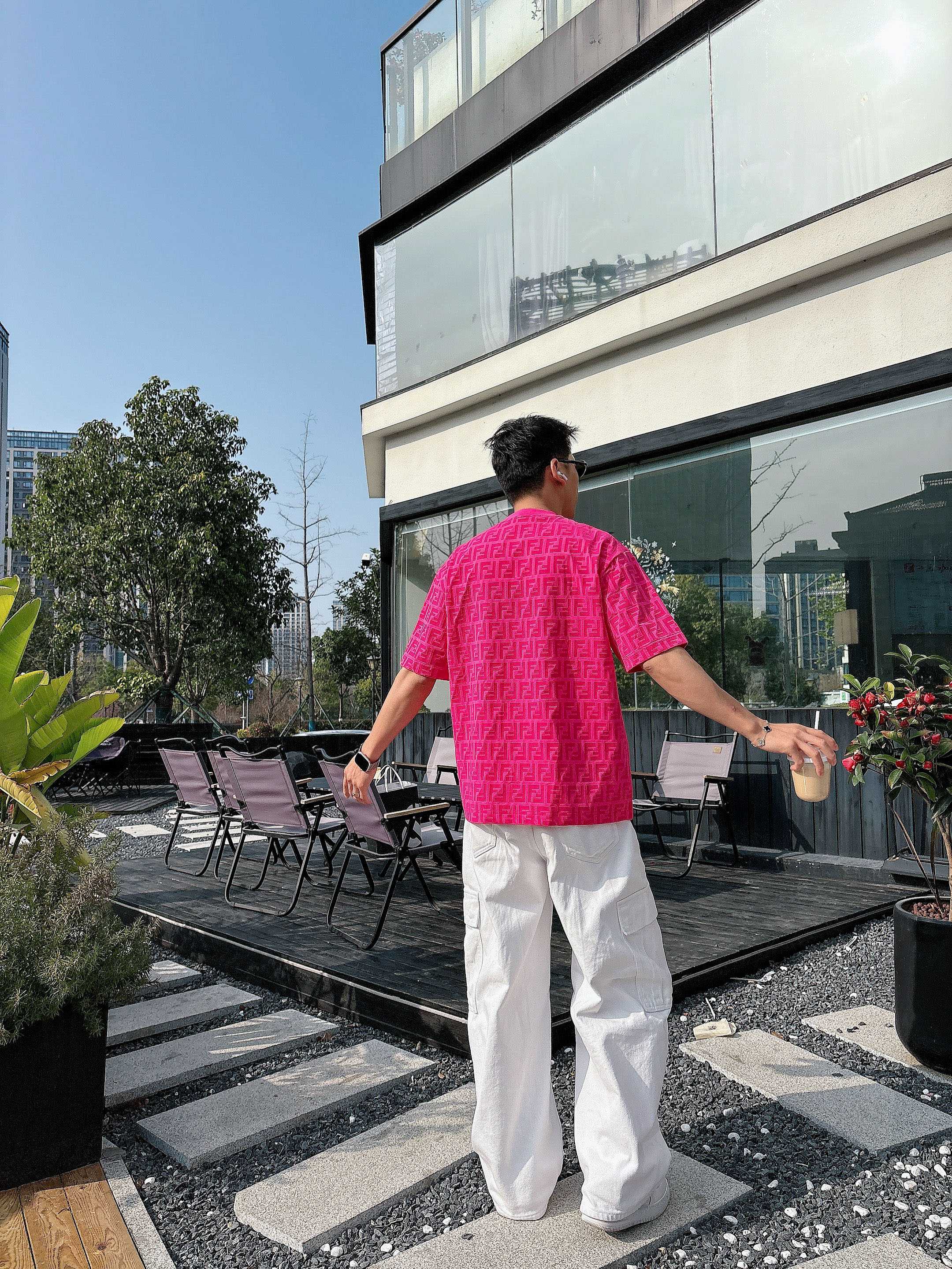 【 芬迪 2026春夏 · 高阶定制T恤】🔹 核心面料：秘鲁进口匹马棉 × 顶级丝光工艺🔹 核心体感：蚕