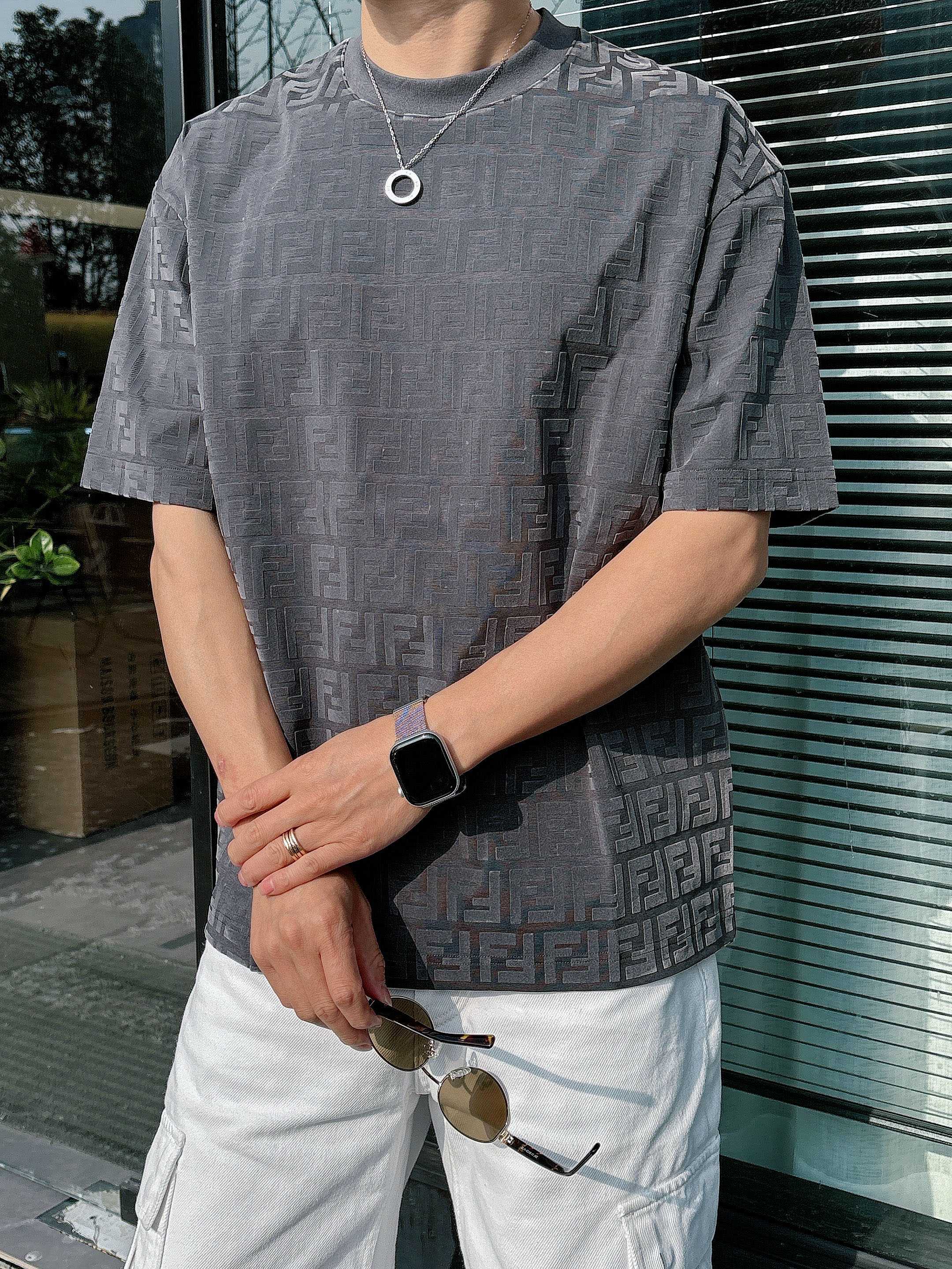 【 芬迪 2026春夏 · 高阶定制T恤】🔹 核心面料：秘鲁进口匹马棉 × 顶级丝光工艺🔹 核心体感：蚕