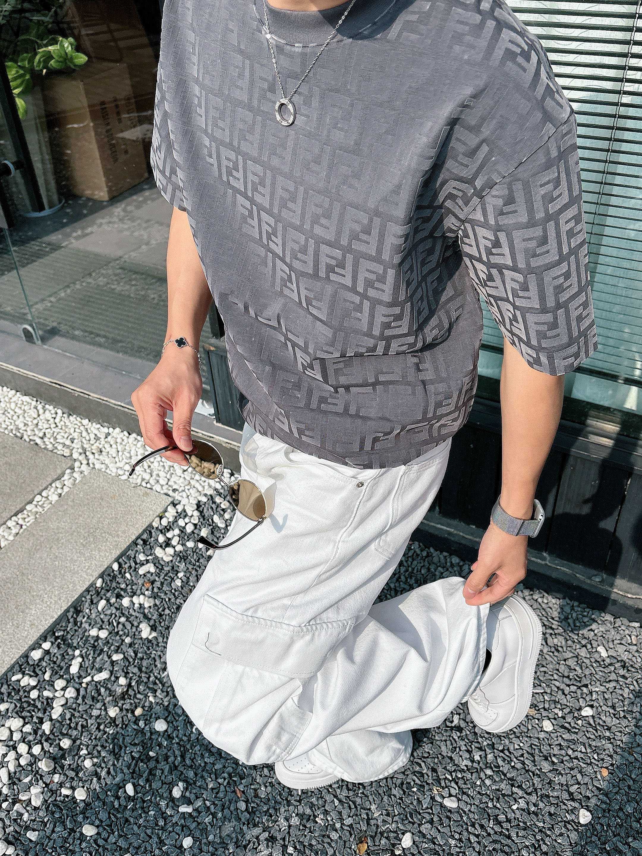【 芬迪 2026春夏 · 高阶定制T恤】🔹 核心面料：秘鲁进口匹马棉 × 顶级丝光工艺🔹 核心体感：蚕