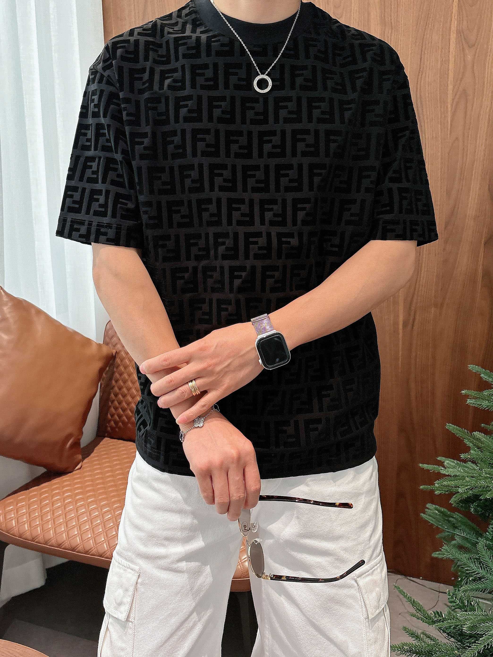 【 芬迪 2026春夏 · 高阶定制T恤】🔹 核心面料：秘鲁进口匹马棉 × 顶级丝光工艺🔹 核心体感：蚕