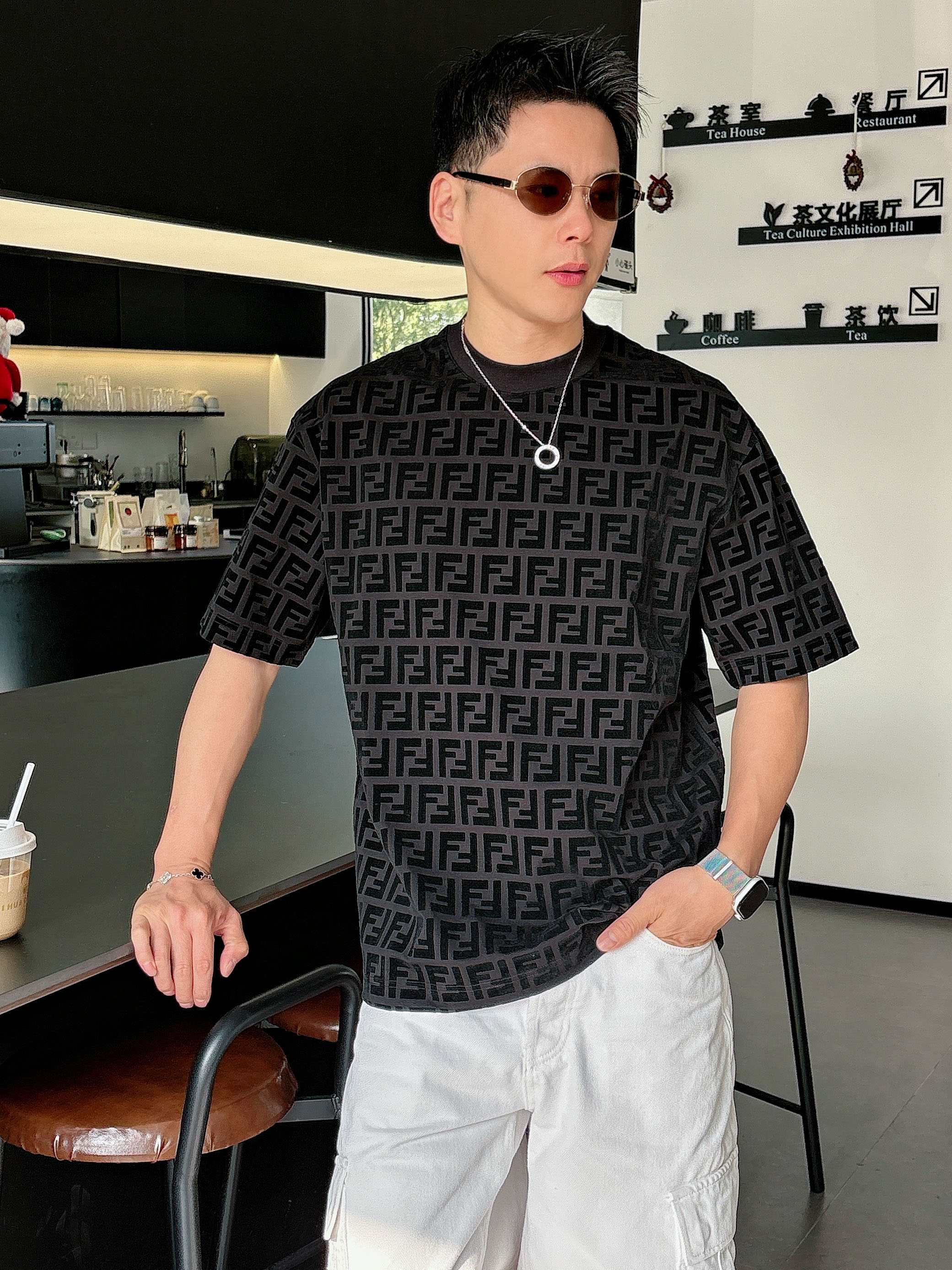 【 芬迪 2026春夏 · 高阶定制T恤】🔹 核心面料：秘鲁进口匹马棉 × 顶级丝光工艺🔹 核心体感：蚕