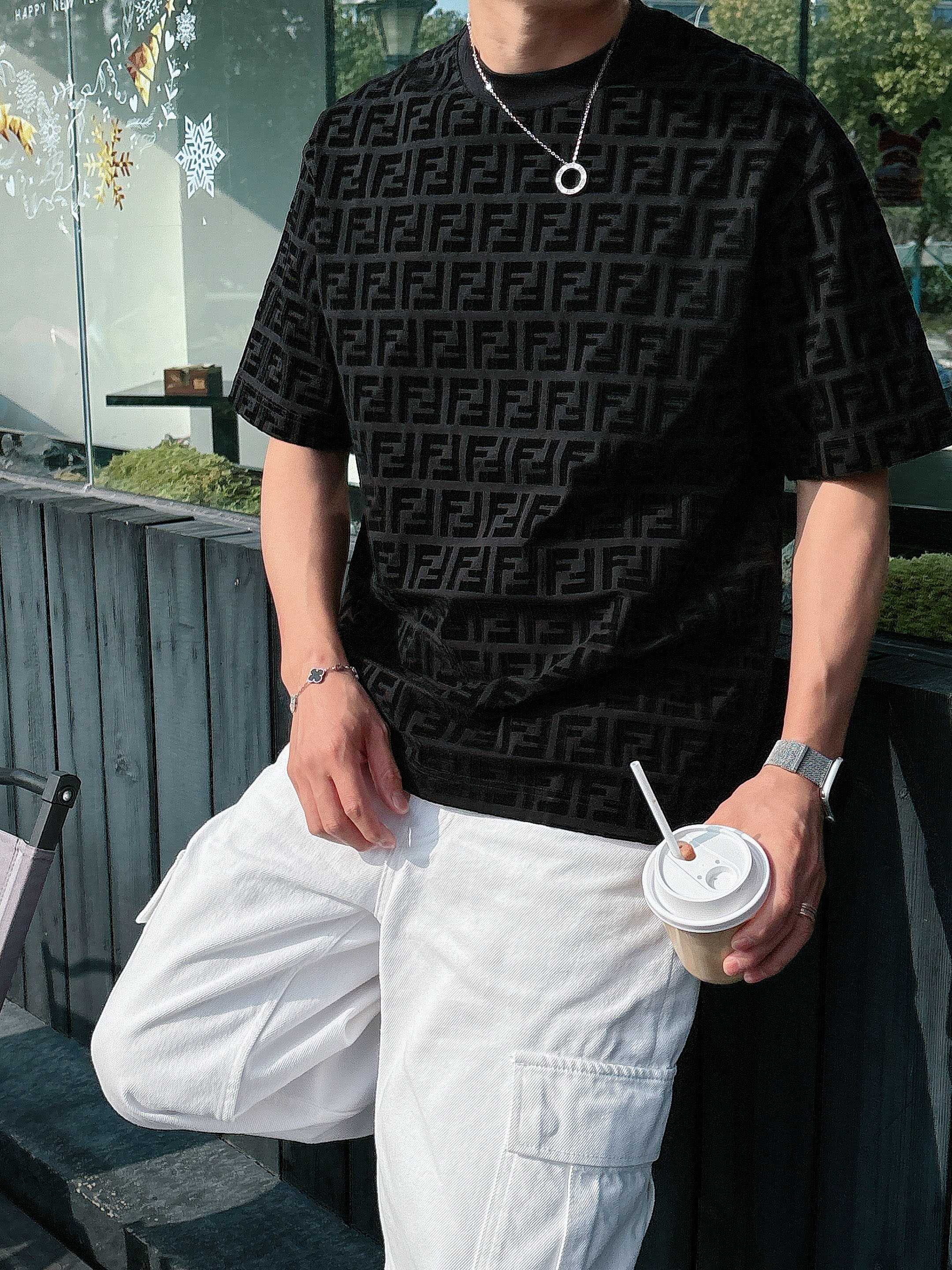 【 芬迪 2026春夏 · 高阶定制T恤】🔹 核心面料：秘鲁进口匹马棉 × 顶级丝光工艺🔹 核心体感：蚕